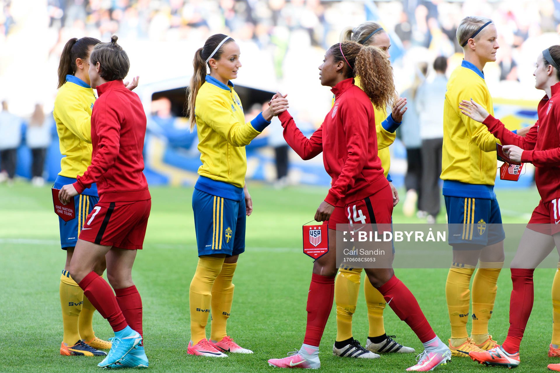 Sveriges Kosovare Asllani hälsar på motståndarna innan