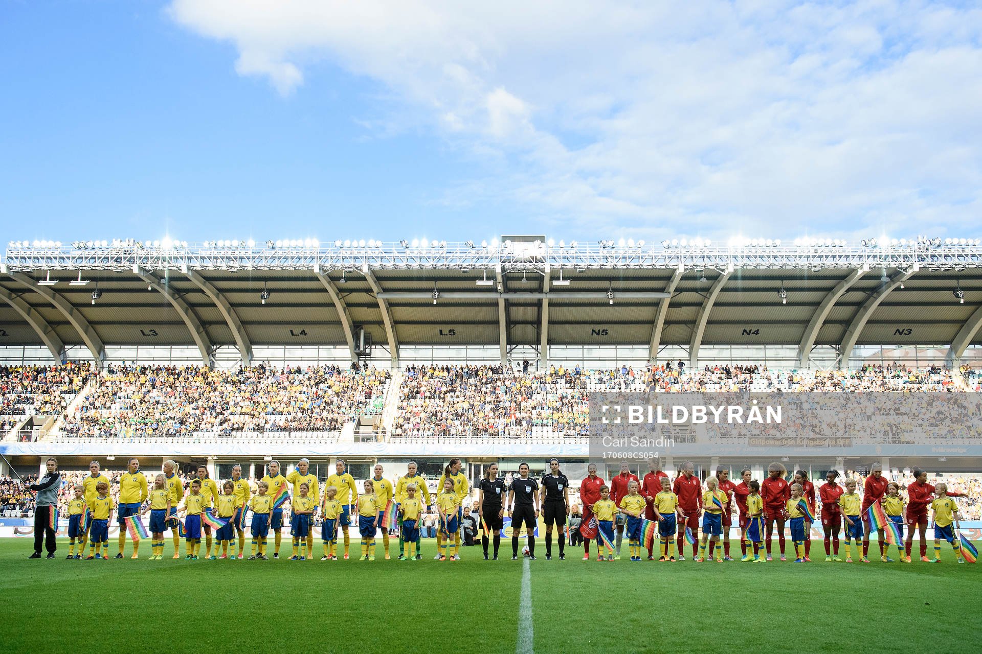 USA:s och Sveriges spelare vid lineup innan träningslandskampen i fotboll mellan Sverige och USA den 8 juni 2017 i Göteborg.