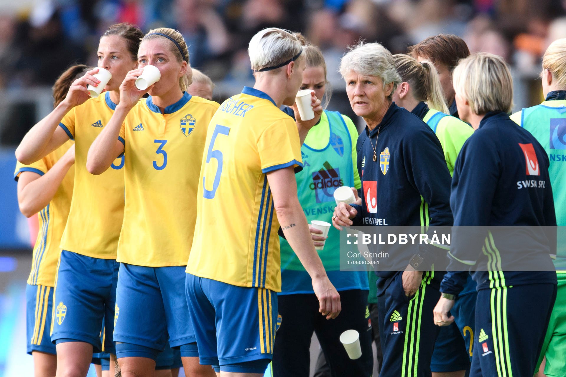 Sveriges förbundskapten Pia Sundhage pratar med spelarna i