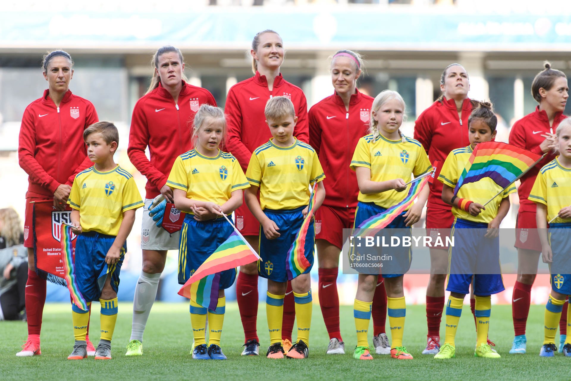 Knattar framför USA:s spelare innan träningslandskampen i fotboll mellan Sverige och USA den 8 juni 2017 i Göteborg.