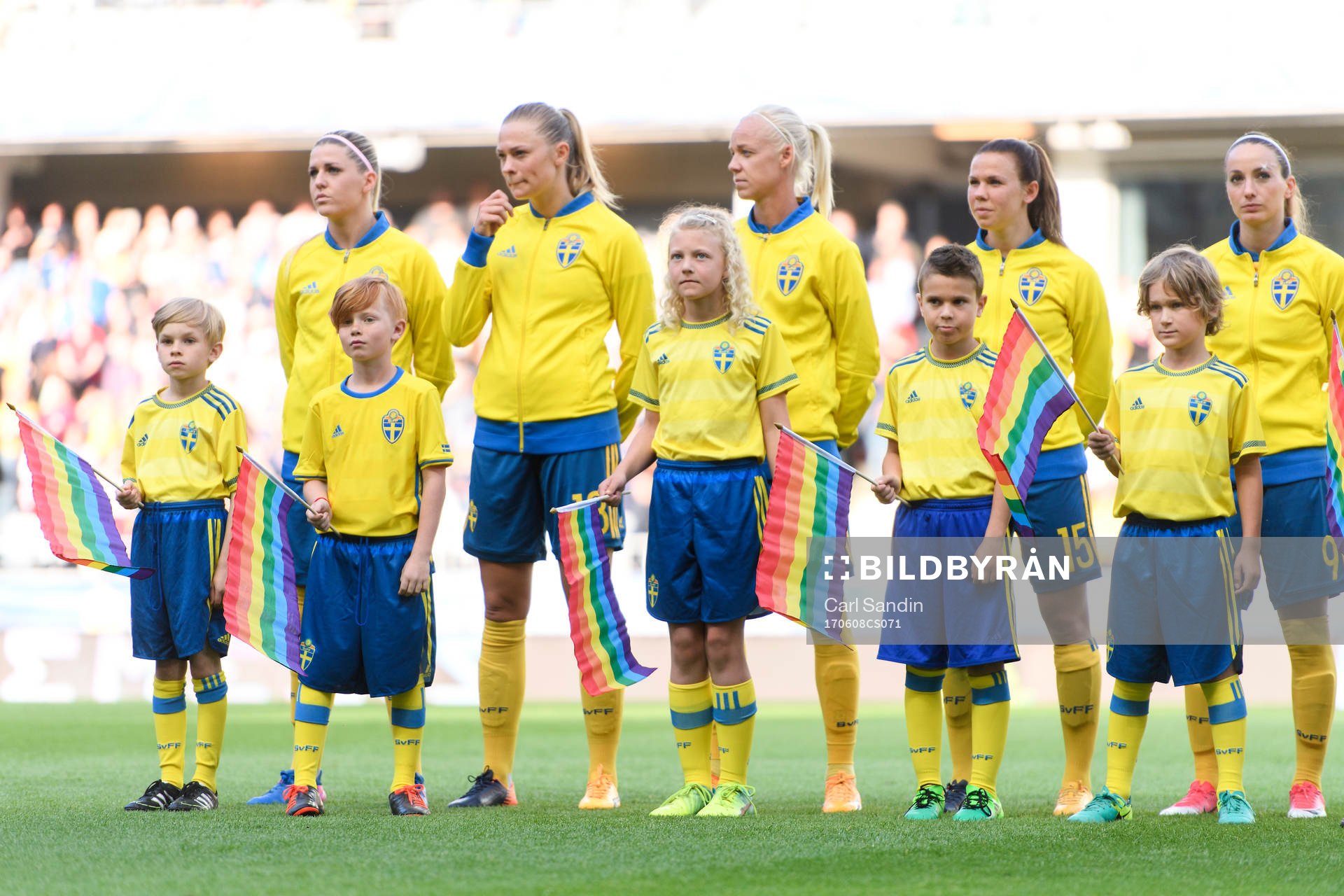 Sveriges Olivia Schough, Fridolina Rolfö, Caroline Seger, Jessica Samuelsson och Kosovare Asllani vid lineup innan träningslandskampen i fotboll mellan Sverige och USA den 8 juni 2017 i Göteborg.