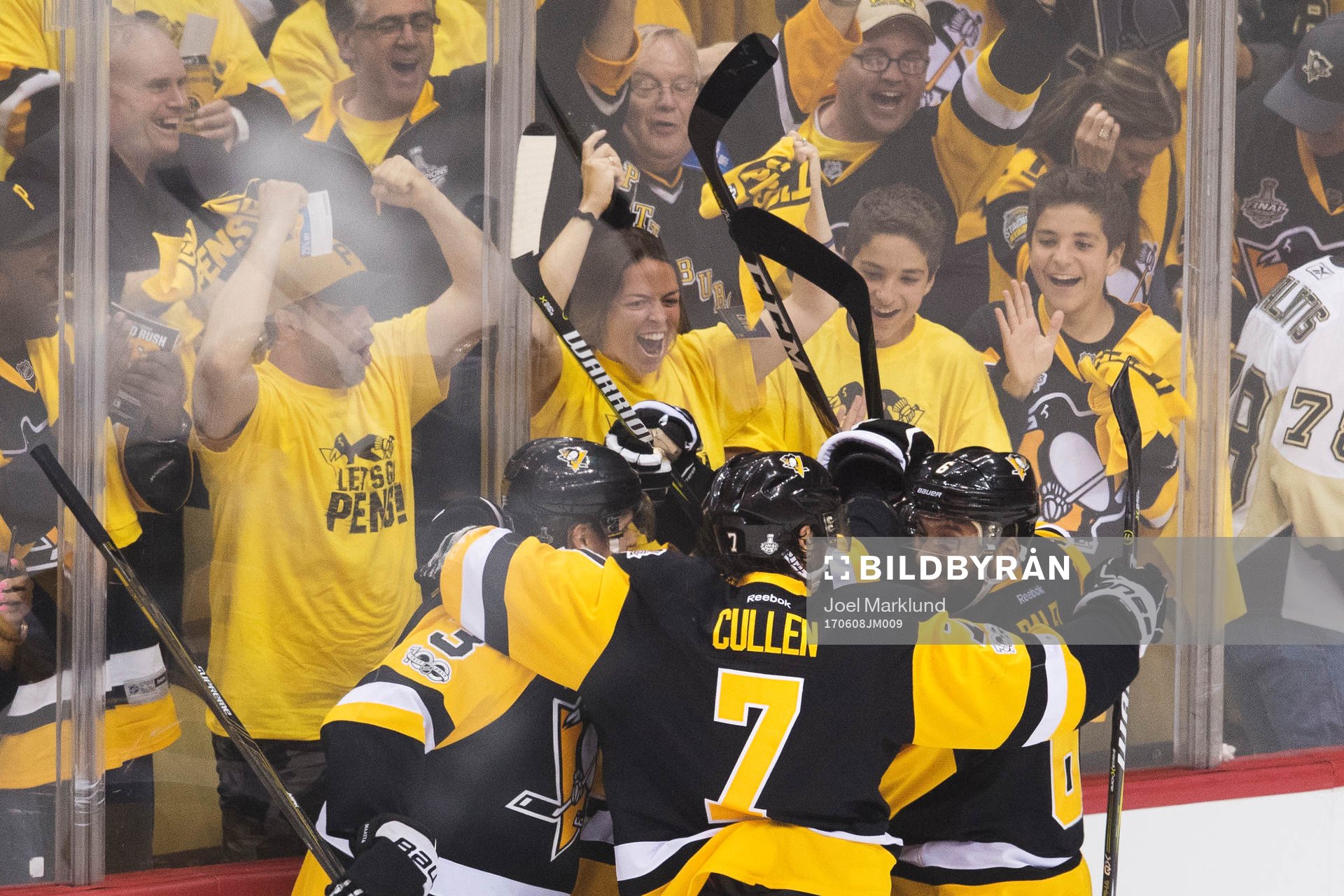 Pittsburghs Bryan Rust jublar med lagkamrater