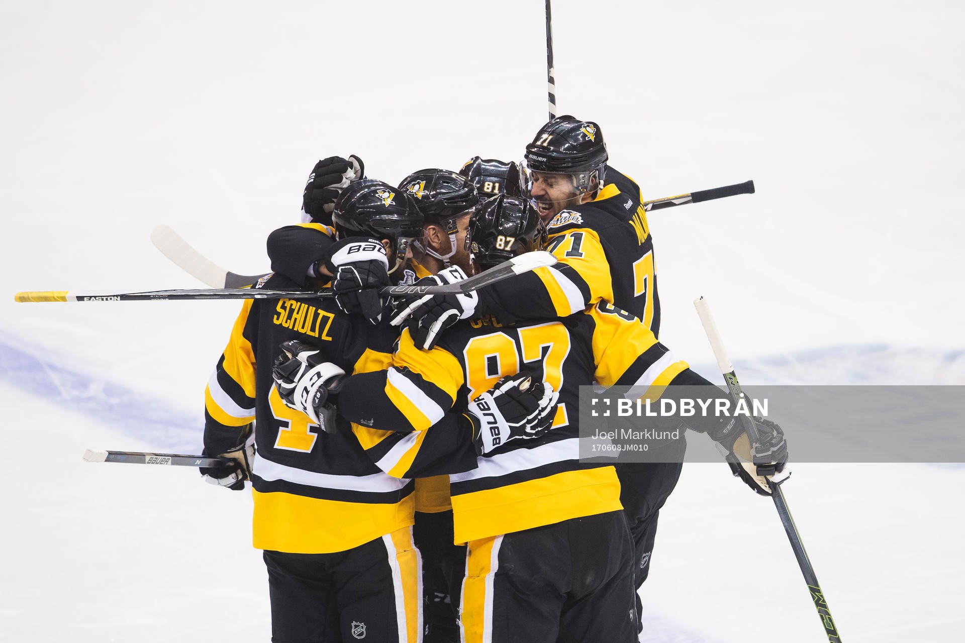Pittsburghs Justin Schultz jublar med lagkamrater