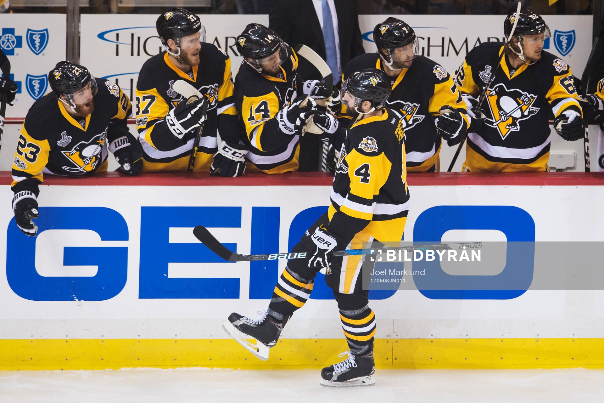 Pittsburghs Justin Schultz jublar med lagkamrater