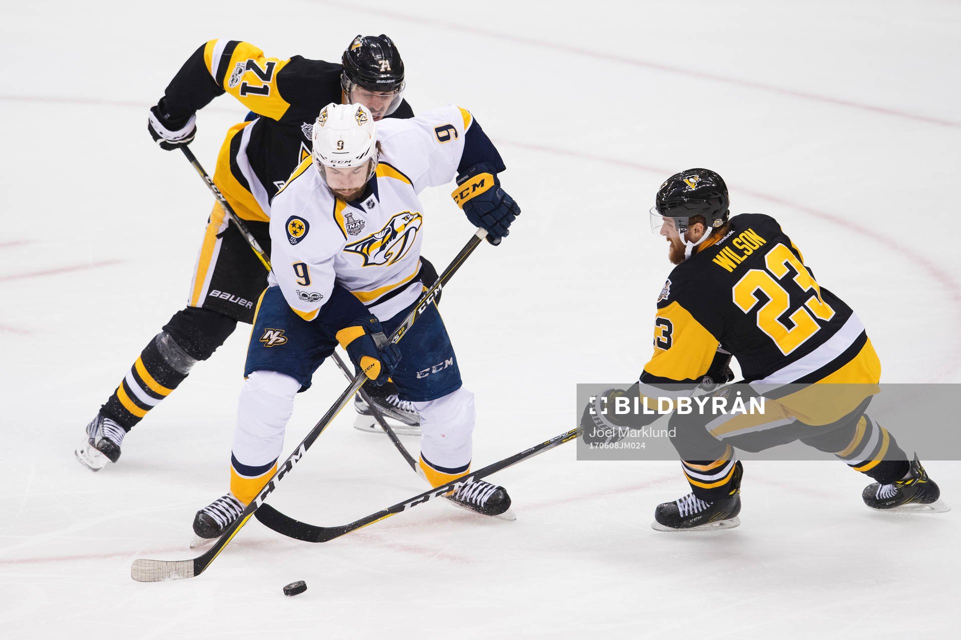 Pittsburghs Evgeni Malkin och Scott Wilson utmanas av
