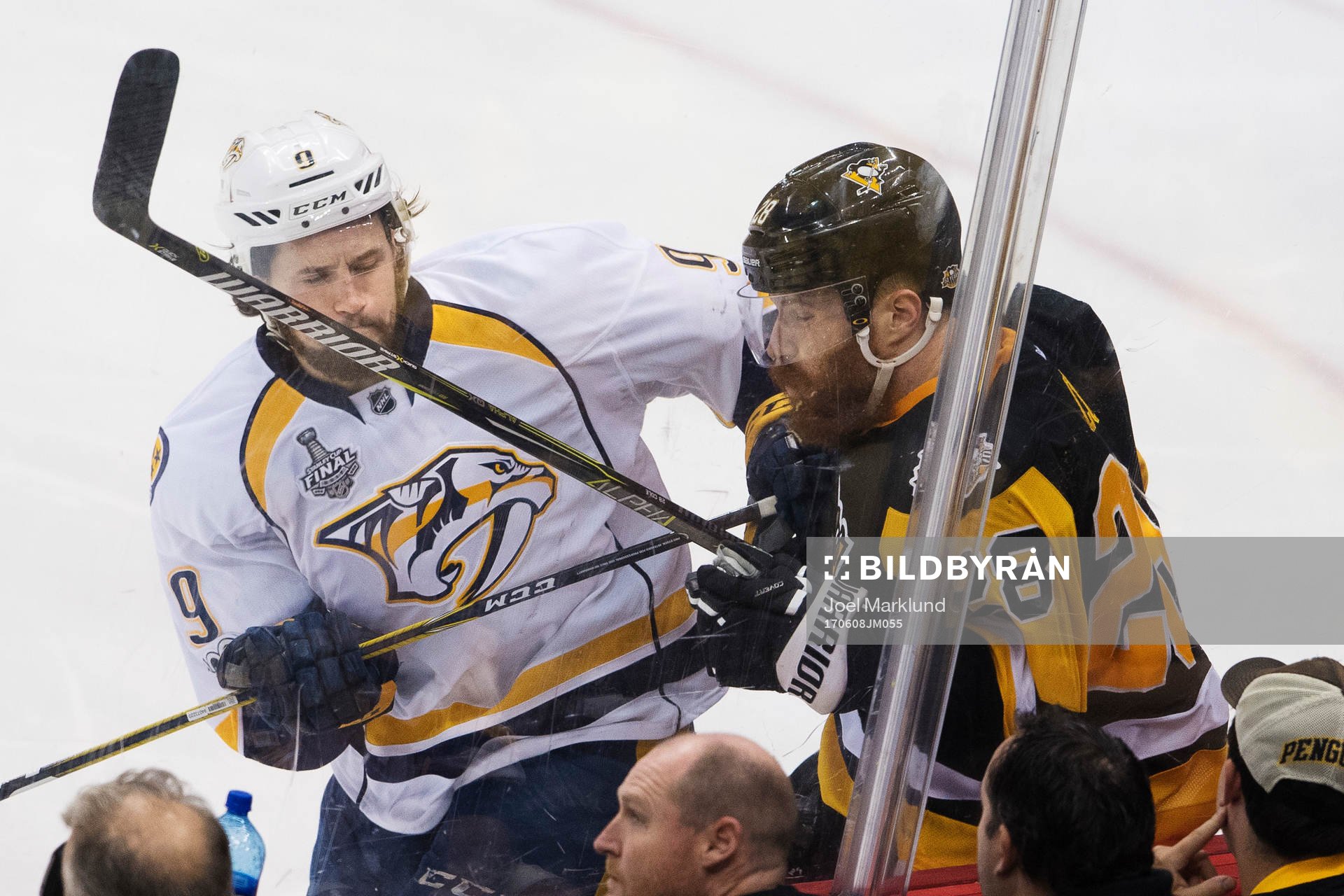 Nashvilles Filip Forsberg tacklar Pittsburghs Ian Cole