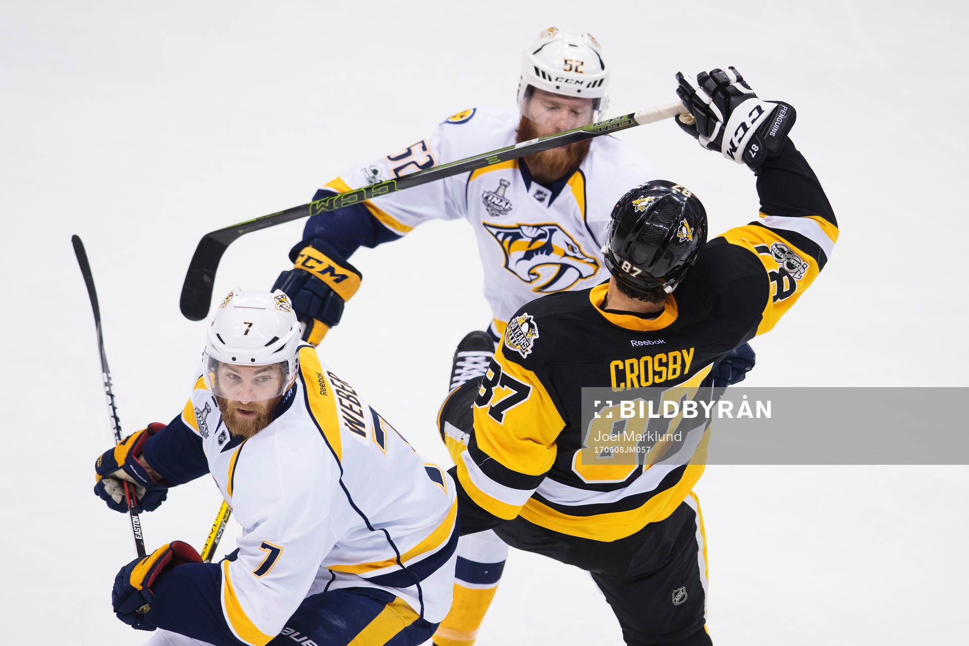 Nashvilles Yannick Weber och Matt Irwin i en duell med