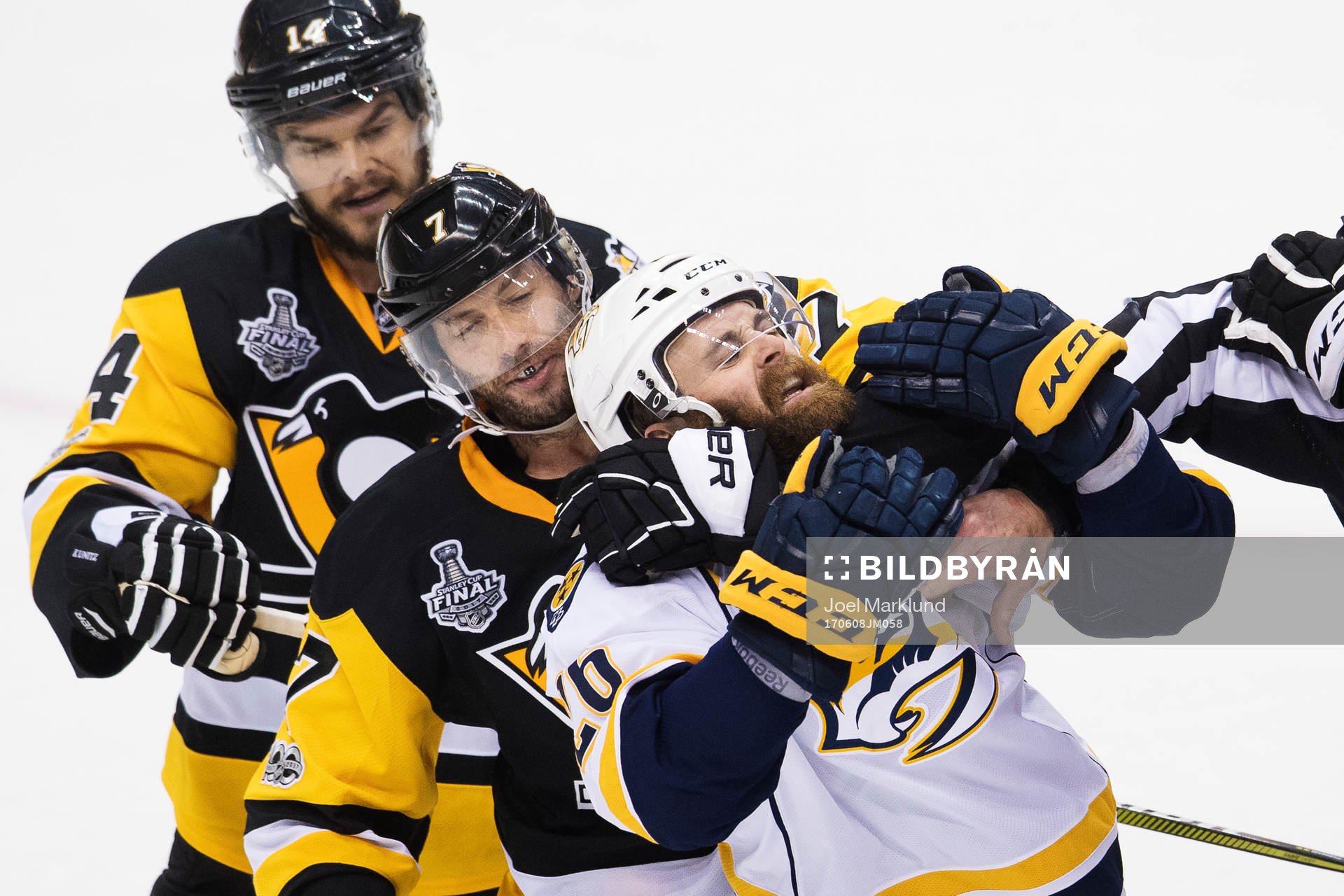 Pittsburghs Chris Kunitz och Matt Cullen stoppar Nashvilles