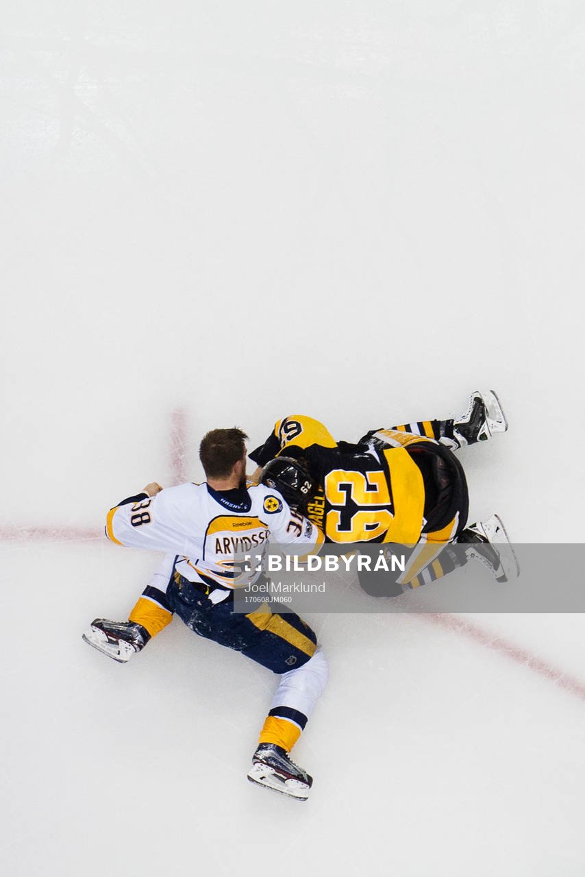 Nashvilles Viktor Arvidsson och Pittsburghs Carl Hagelin i