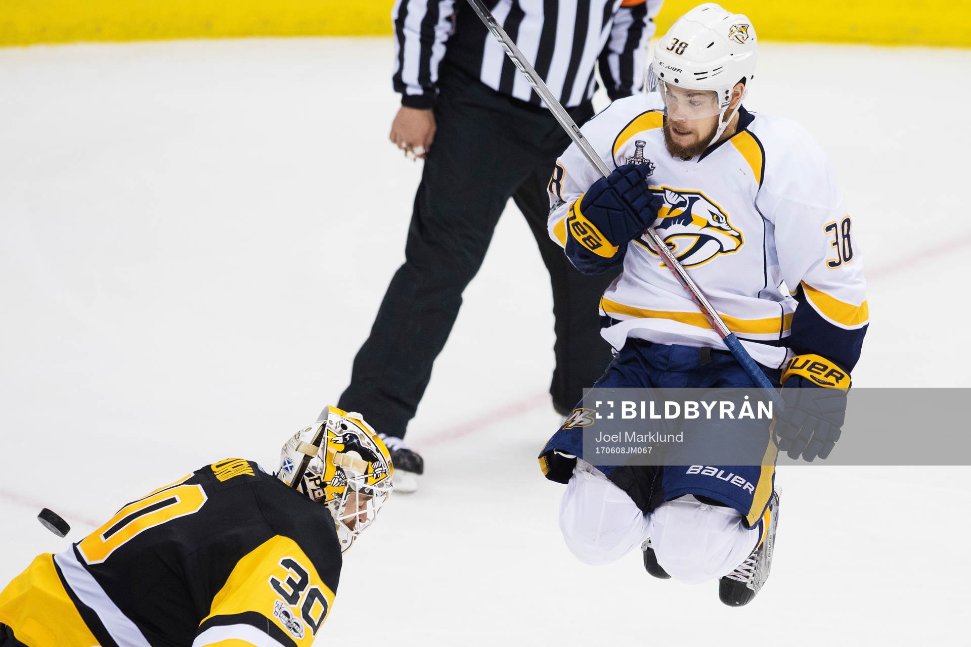 Pittsburghs målvakt Matthew Murray räddar ett skott när