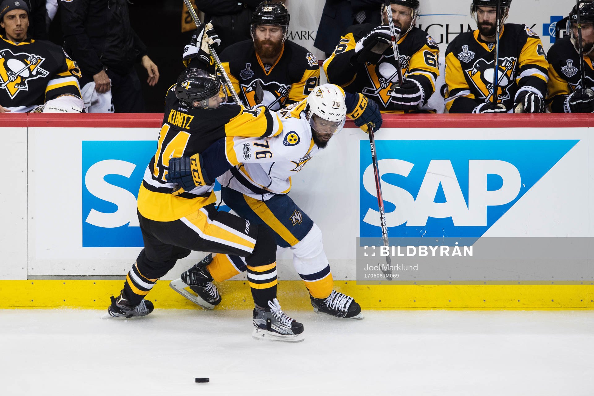 Pittsburghs Chris Kunitz i en duell med Nashvilles P.K.