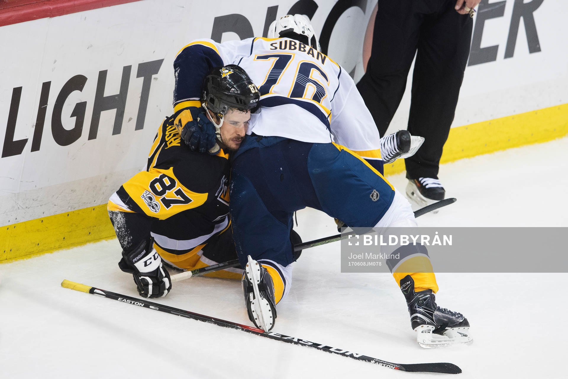 Pittsburghs Sidney Crosby tacklas av Nashvilles P.K. Subban