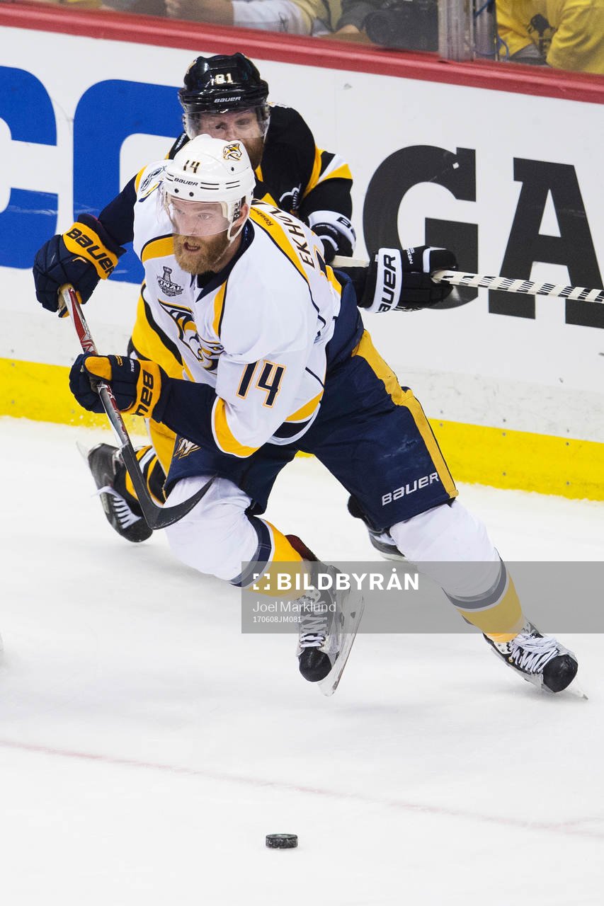 Nashvilles Mattias Ekholm framför Pittsburghs Phil Kessel