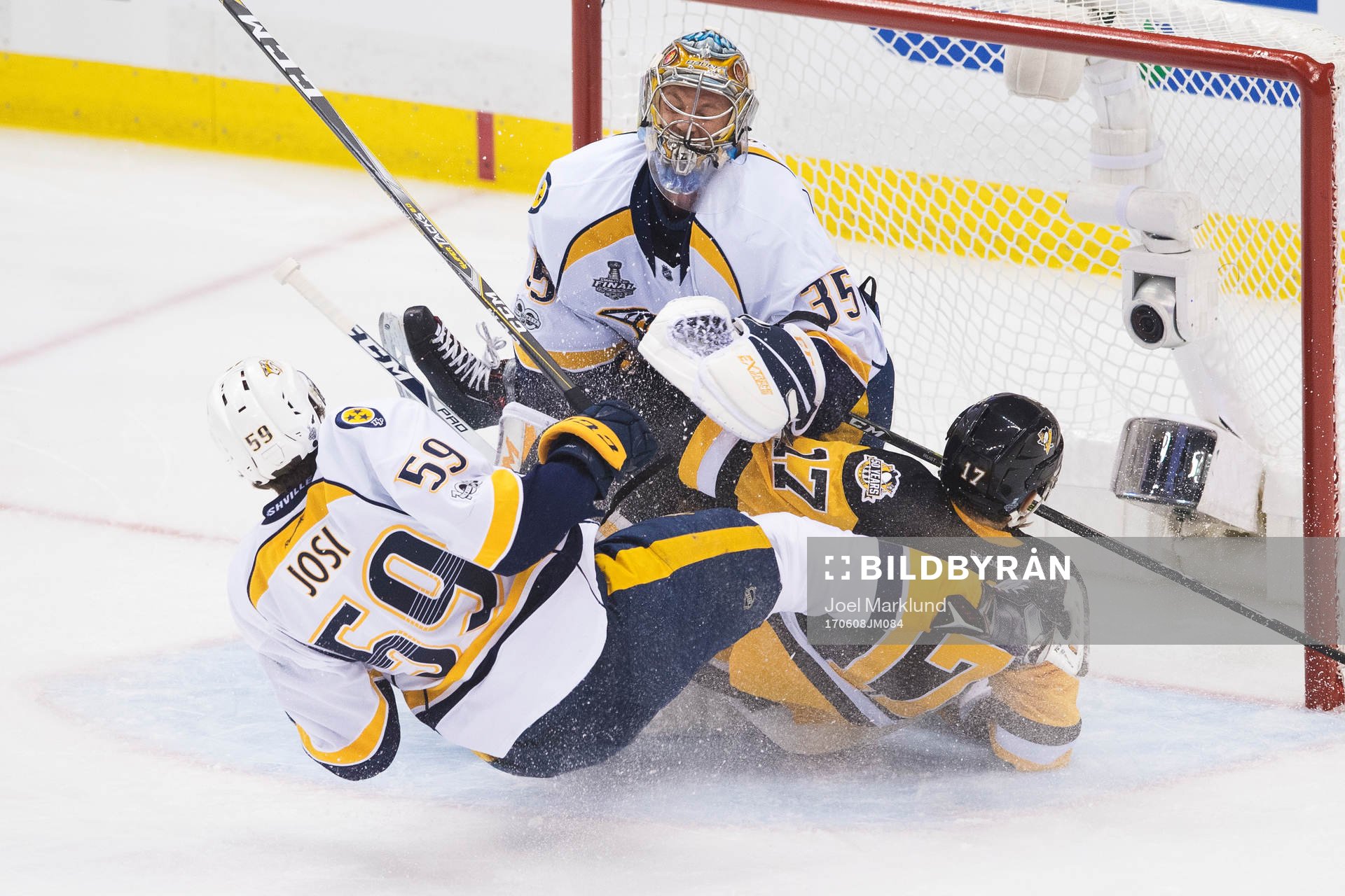Nashvilles Roman Josi och målvakt Pekka Rinne kolliderar