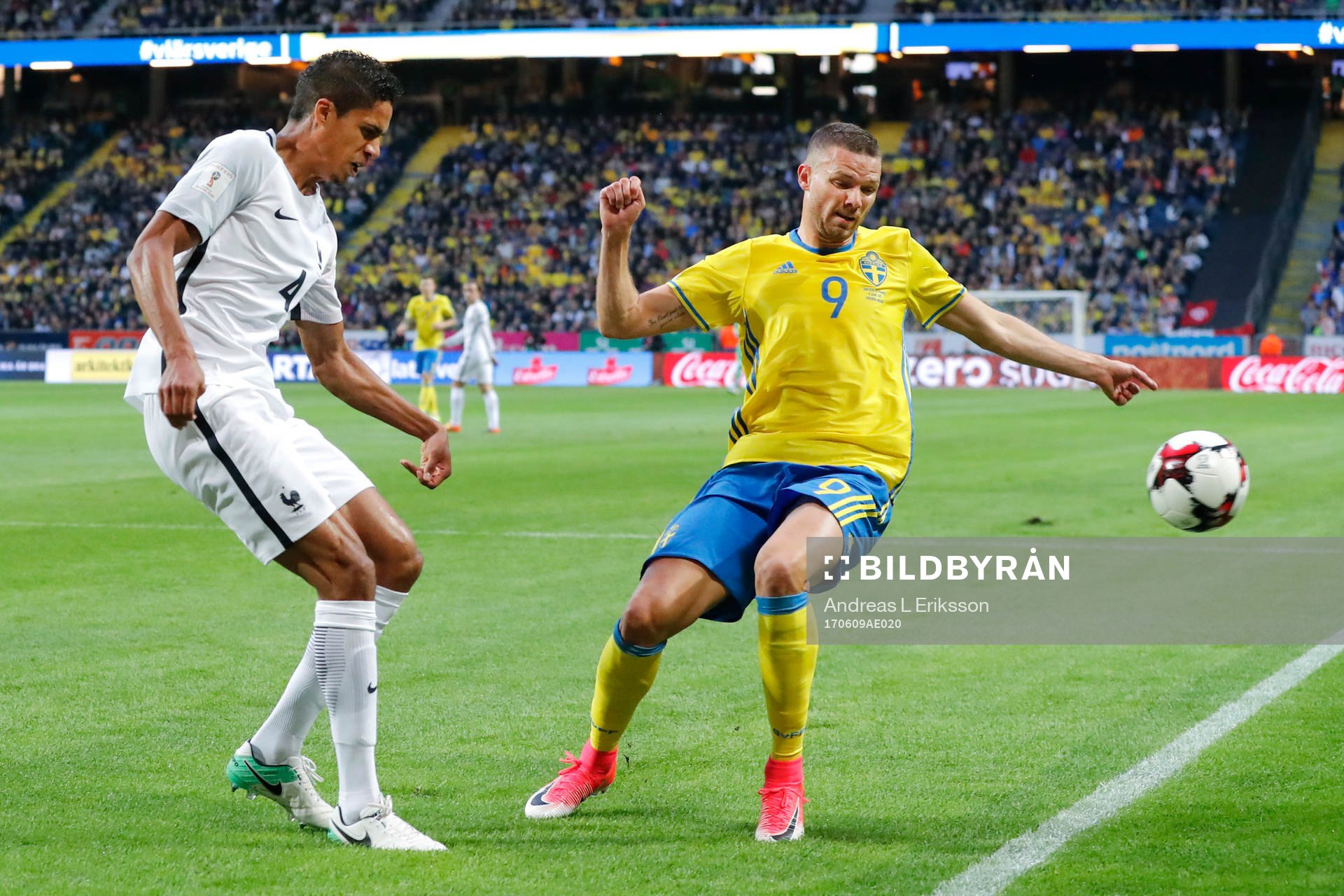 Frankrikes Raphael Varane och Sveriges Marcus Berg