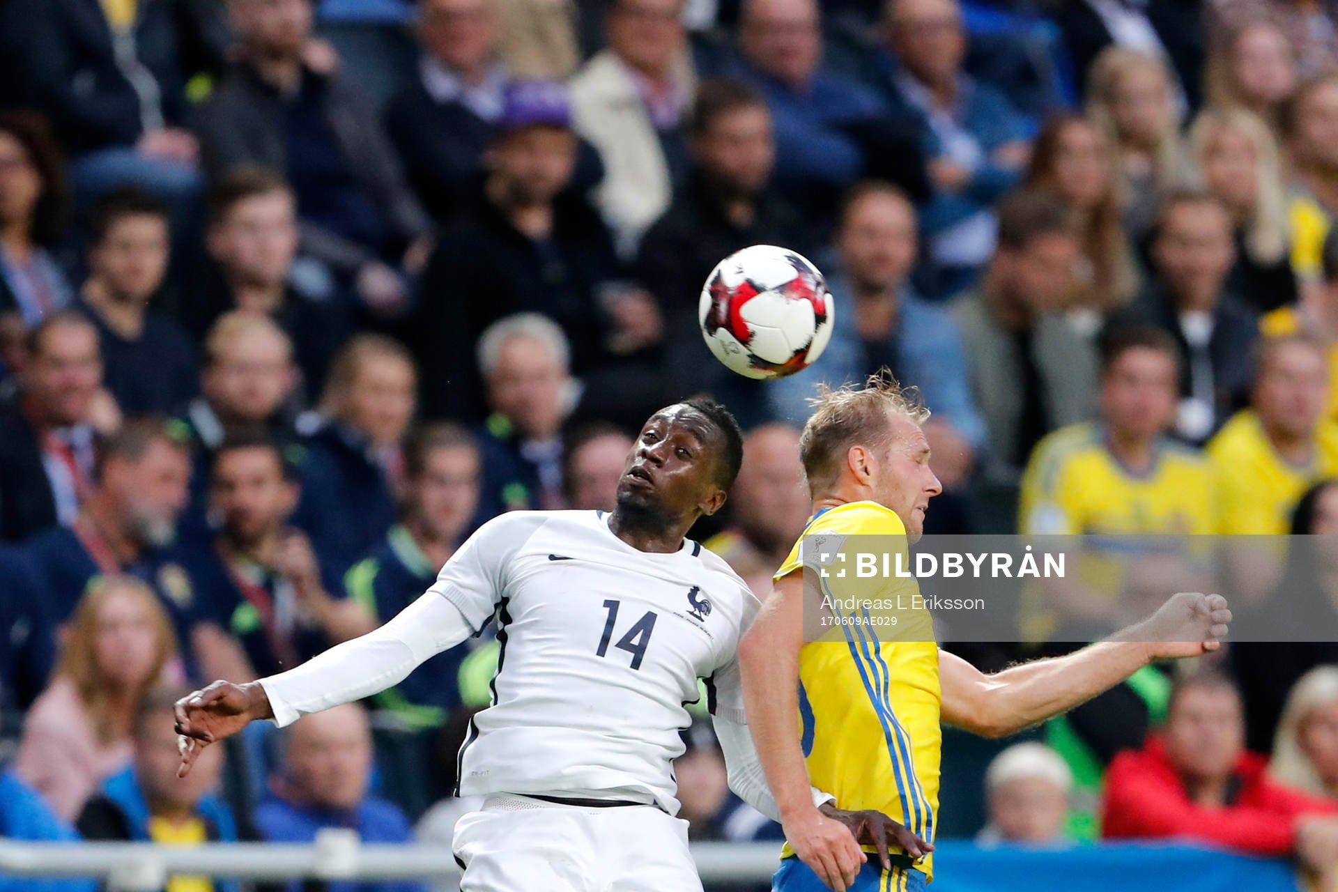 Frankrikes Blaise Matuidi i nickduell med Sveriges Ola