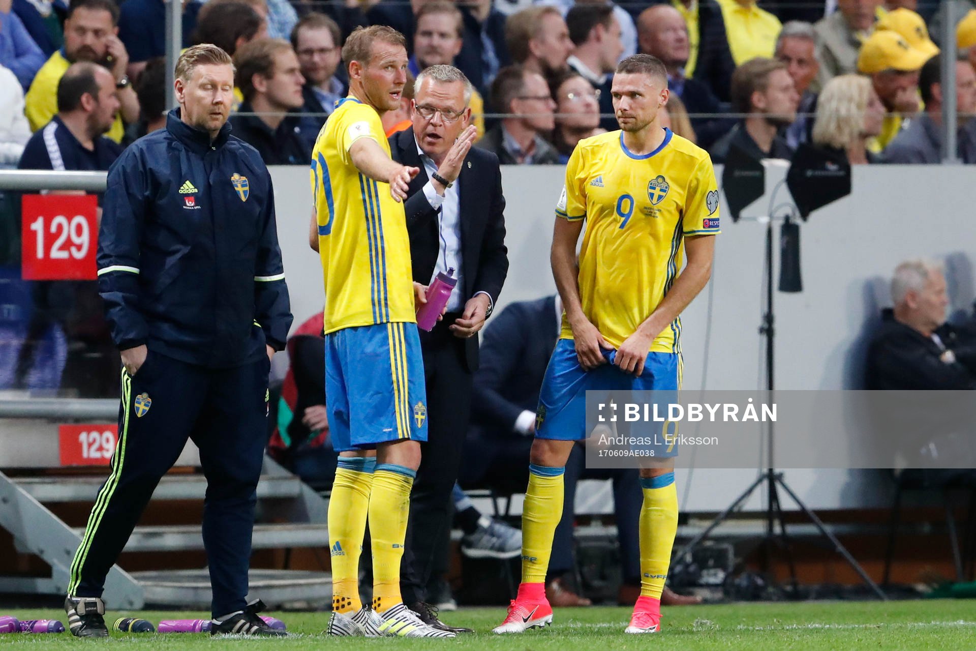 Sveriges Ola Toivonen pratar med förbundskapten Janne Andersson och Marcus Berg under fotbollsmatchen i VM-kvalet mellan Sverige och Frankrike den 9 juni 2017 i Stockholm.