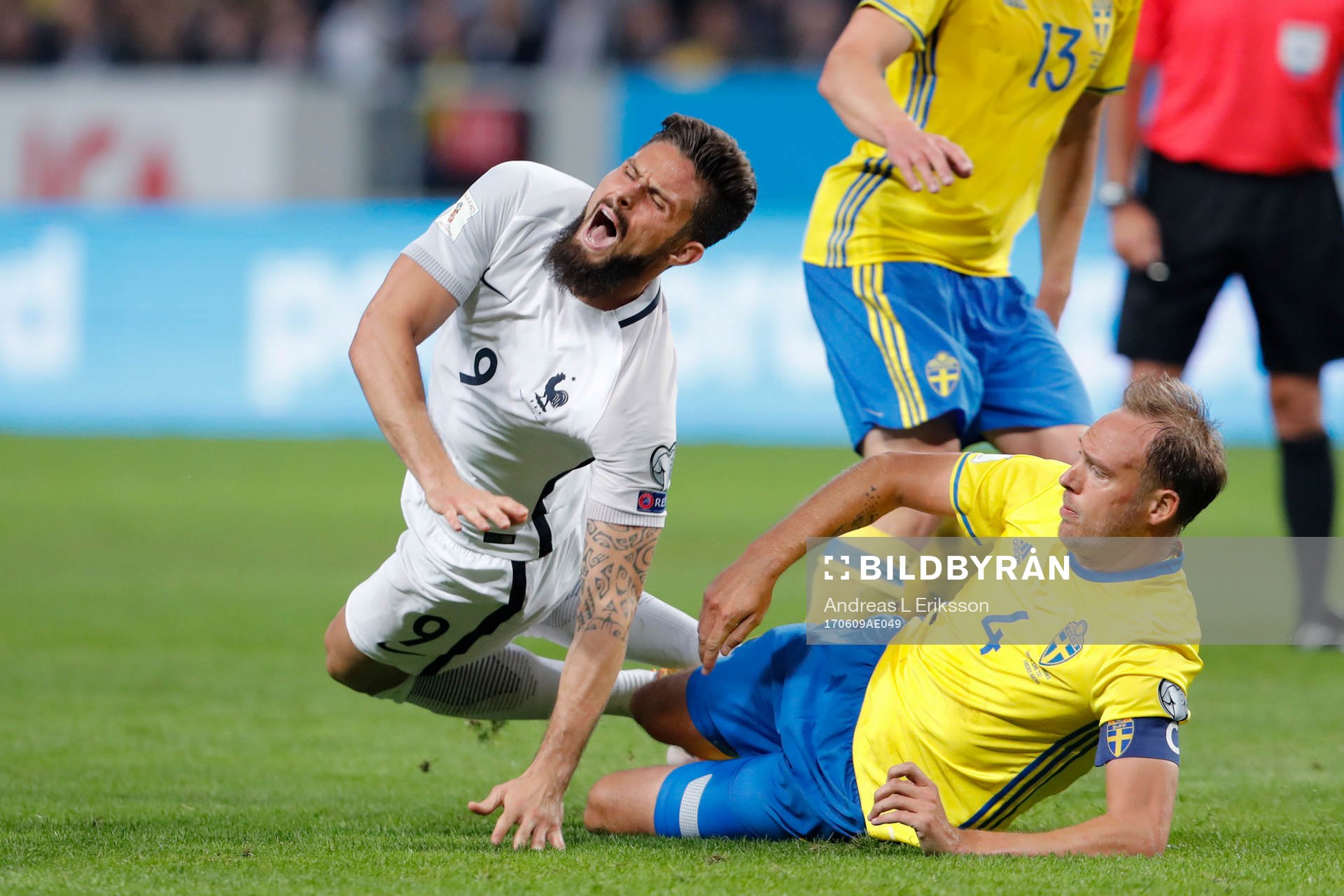 Frankrikes Olivier Giroud faller i närkamp med Sveriges Andreas Granqvist under fotbollsmatchen i VM-kvalet mellan Sverige och Frankrike den 9 juni 2017 i Stockholm.