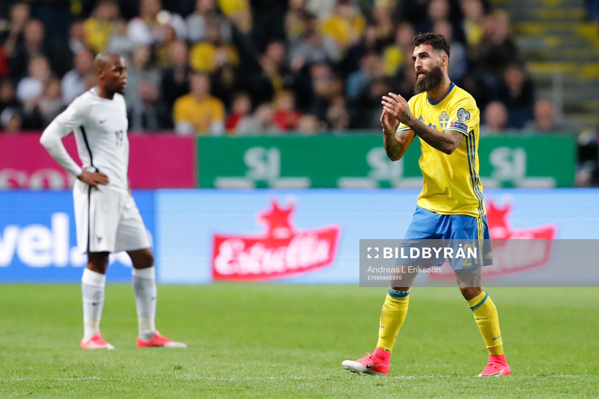 Sveriges Jimmy Durmaz tackar publiken när han byts ut