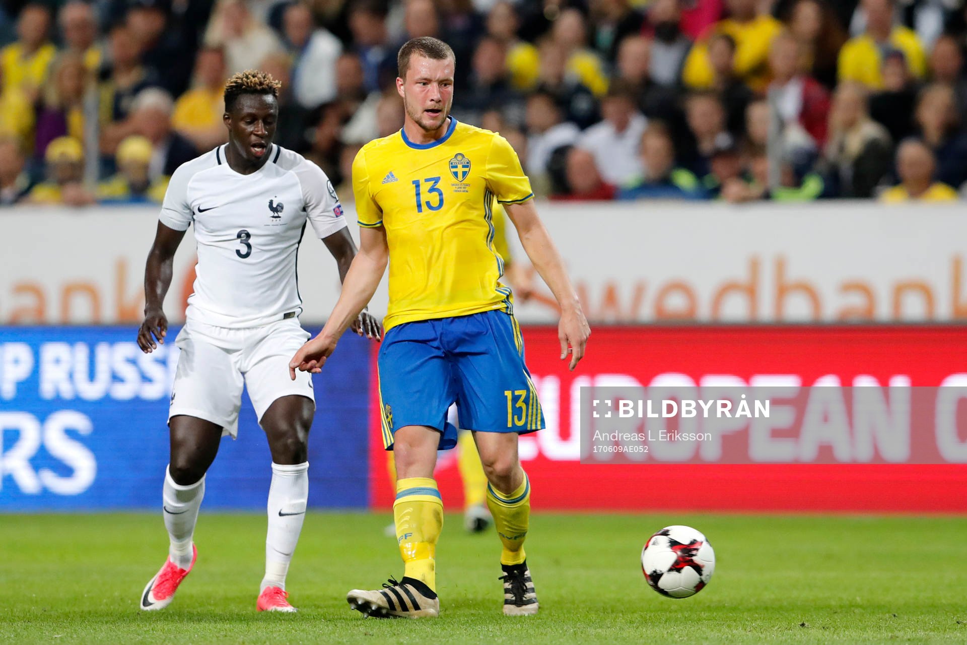Frankrikes Benjamin Mendy och Sveriges Jakob Johansson