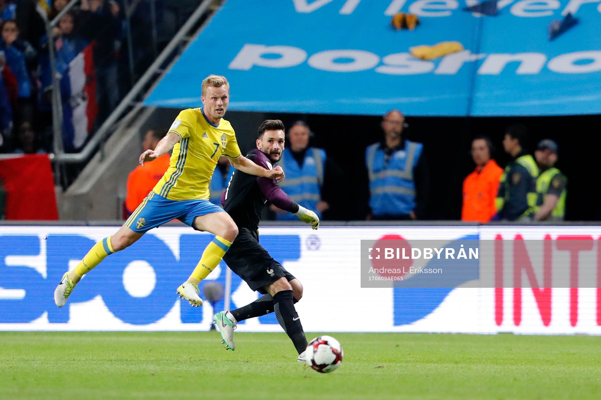 Sveriges Sebastian Larsson i närkamp med Frankrikes målvakt Hugo Lloris i situationen som leder fram till att Sveriges Ola Toivonen (ej i bild) skjuter bollen till 2-1 under fotbollsmatchen i VM-kvalet mellan Sverige och Frankrike den 9 juni 2017 i Stockholm.