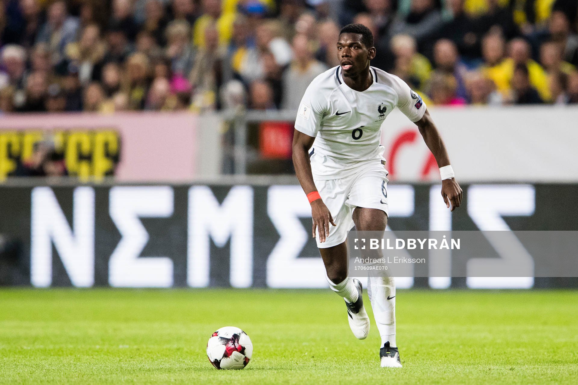Frankrikes Paul Pogba med bollen