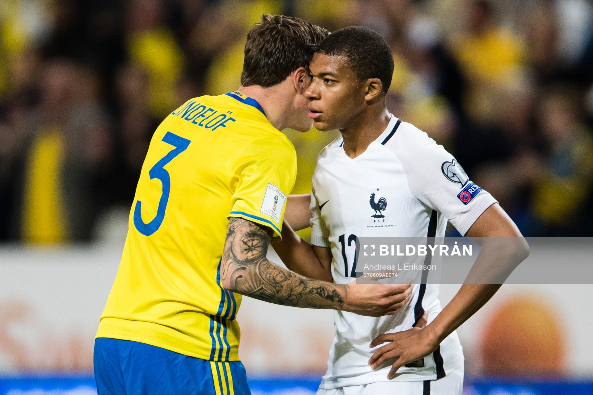 Sveriges Victor Nilsson Lindelöf och Frankrikes Kylian Mbappe tackar varandra efter fotbollsmatchen i VM-kvalet mellan Sverige och Frankrike den 9 juni 2017 i Stockholm. 