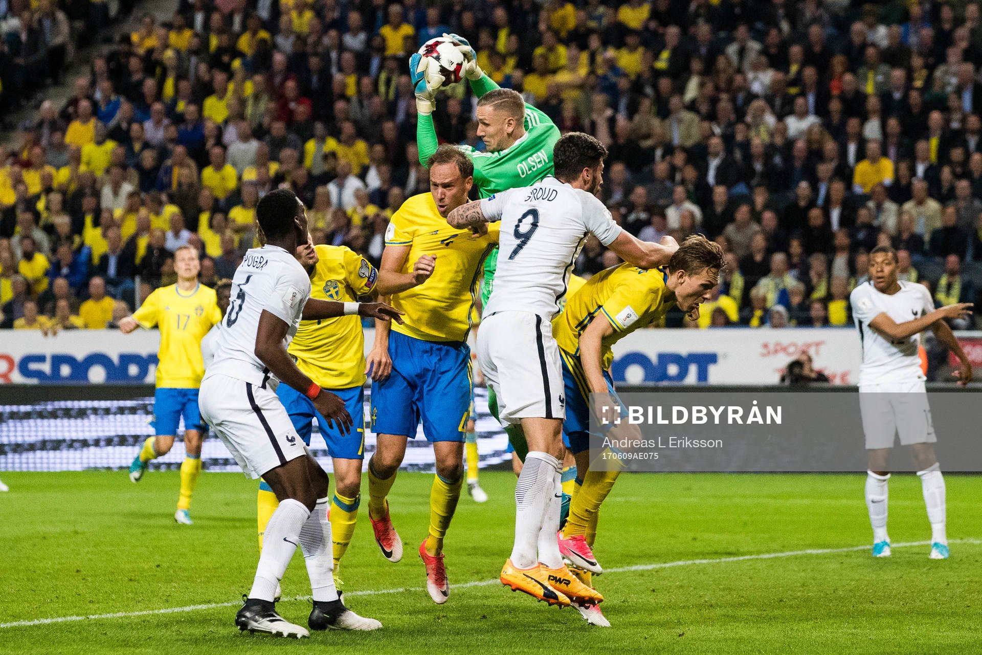 Sveriges målvakt Robin Olsen plockar ner bollen ovanför