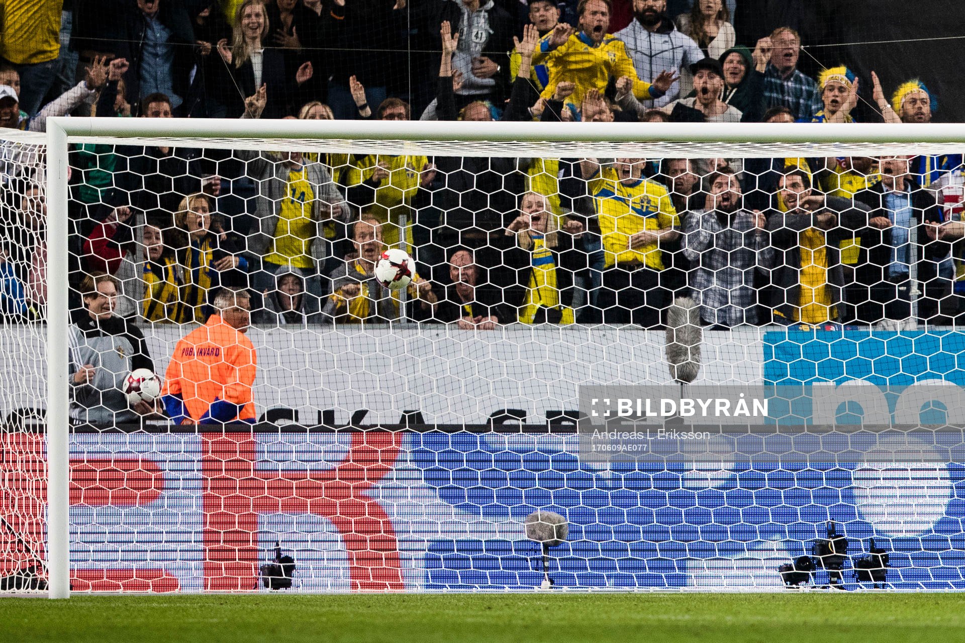 Bollen går in i det öppna franska målet till 2-1 för