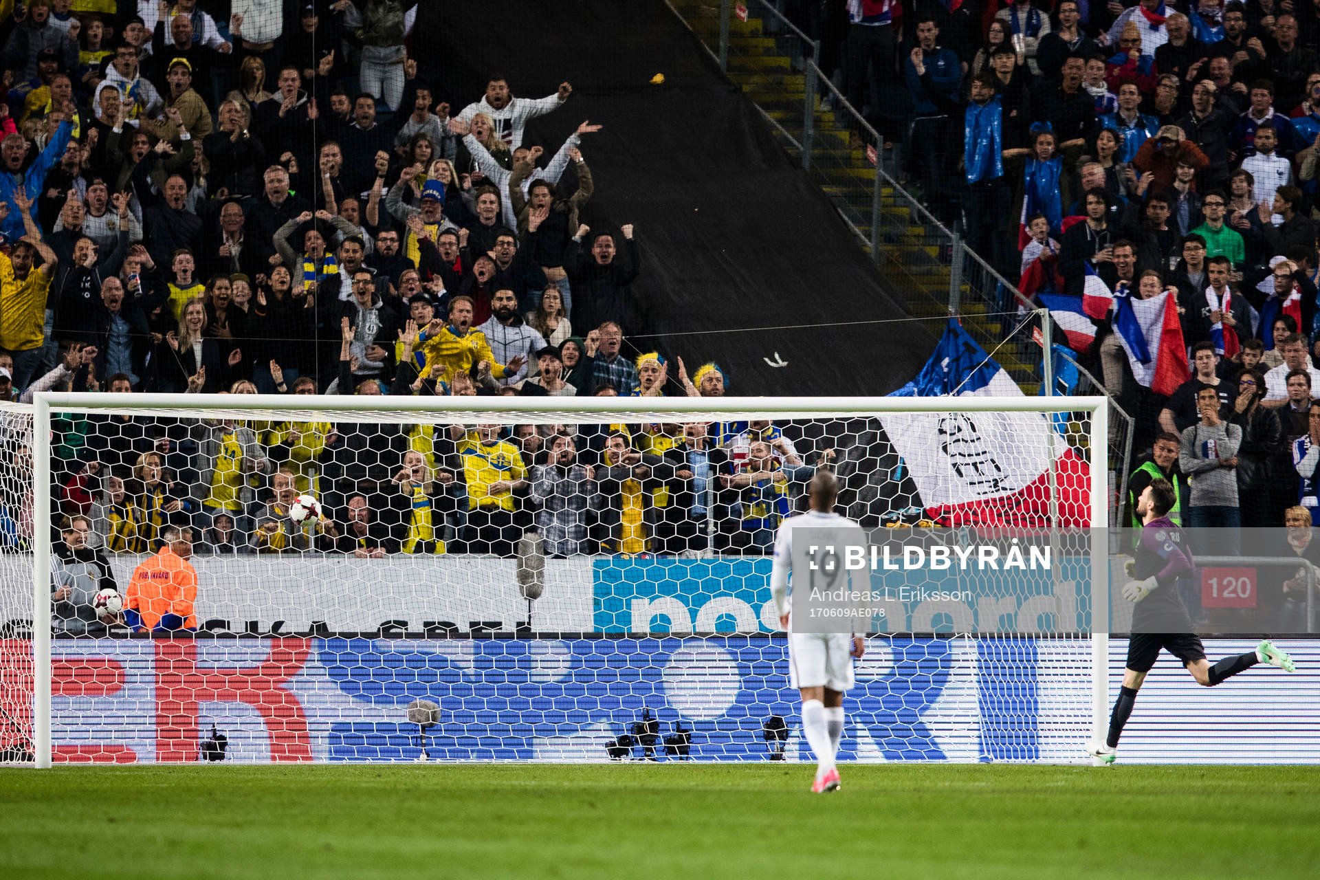 Frankrikes Djibril Sidibe och målvakt Hugo Lloris ser hur