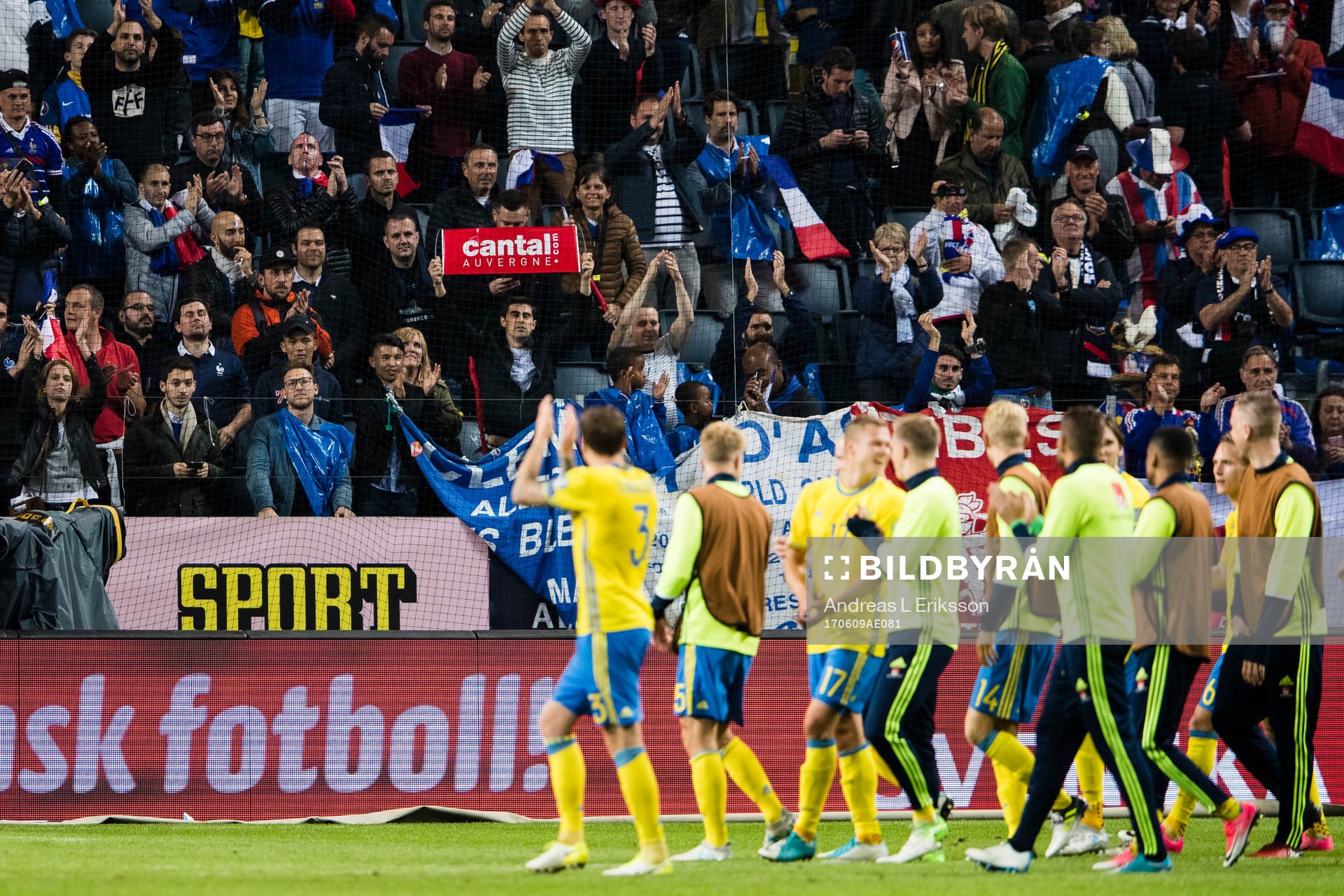Frankrikes supportrarna applåderar de Svenska spelarna