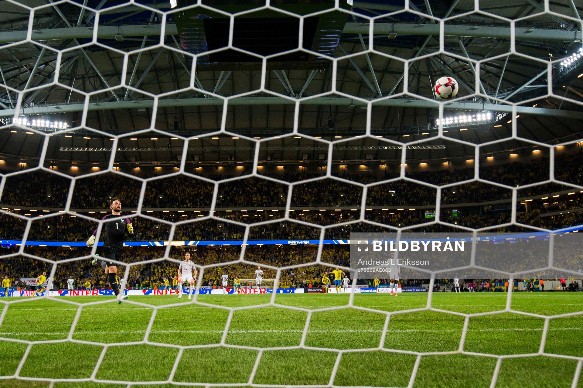 Frankrikes målvakt Hugo Lloris jagar bollen som går in i