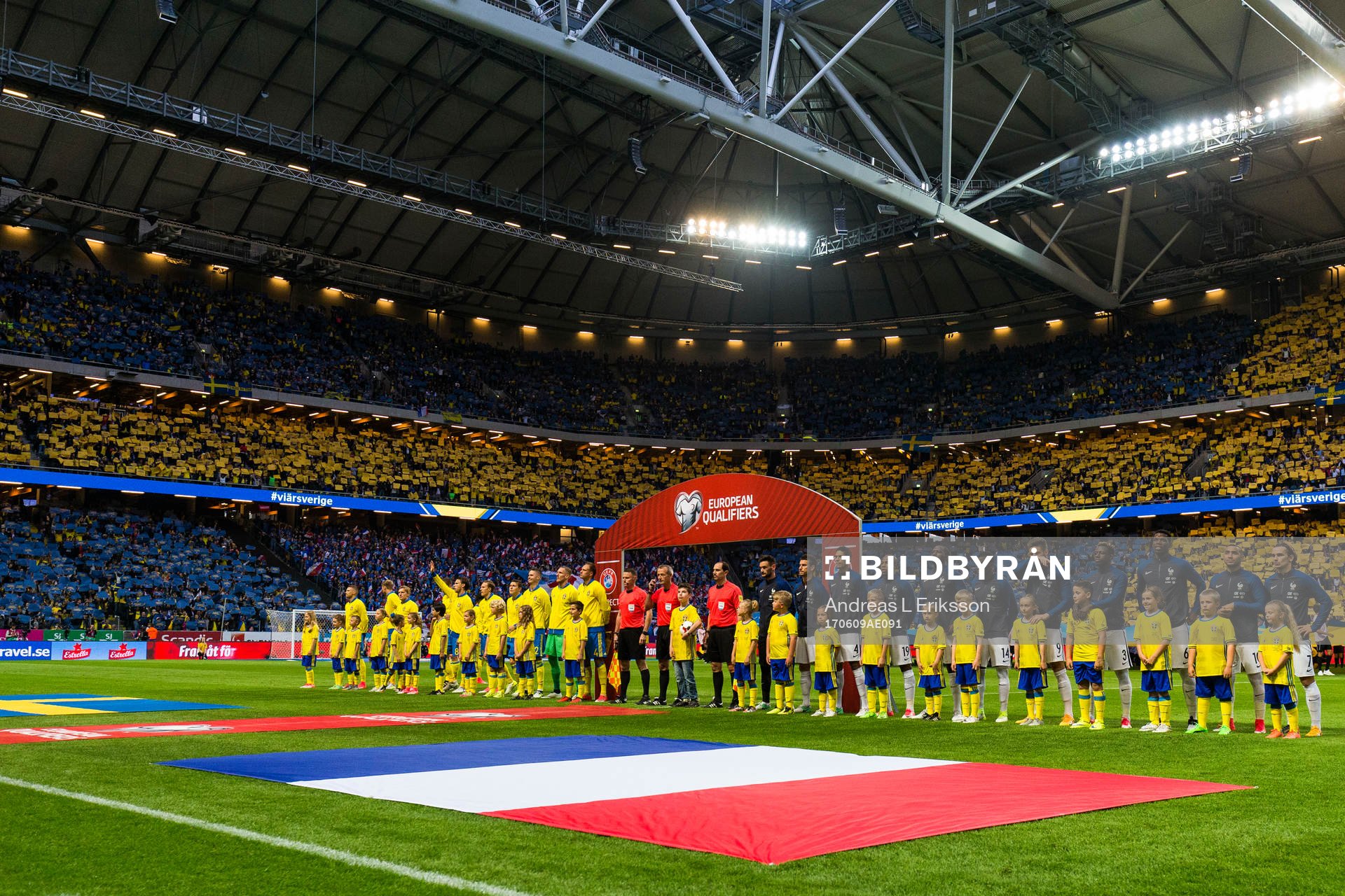 Sveriges och Frankrikes spelare ställer upp innn
