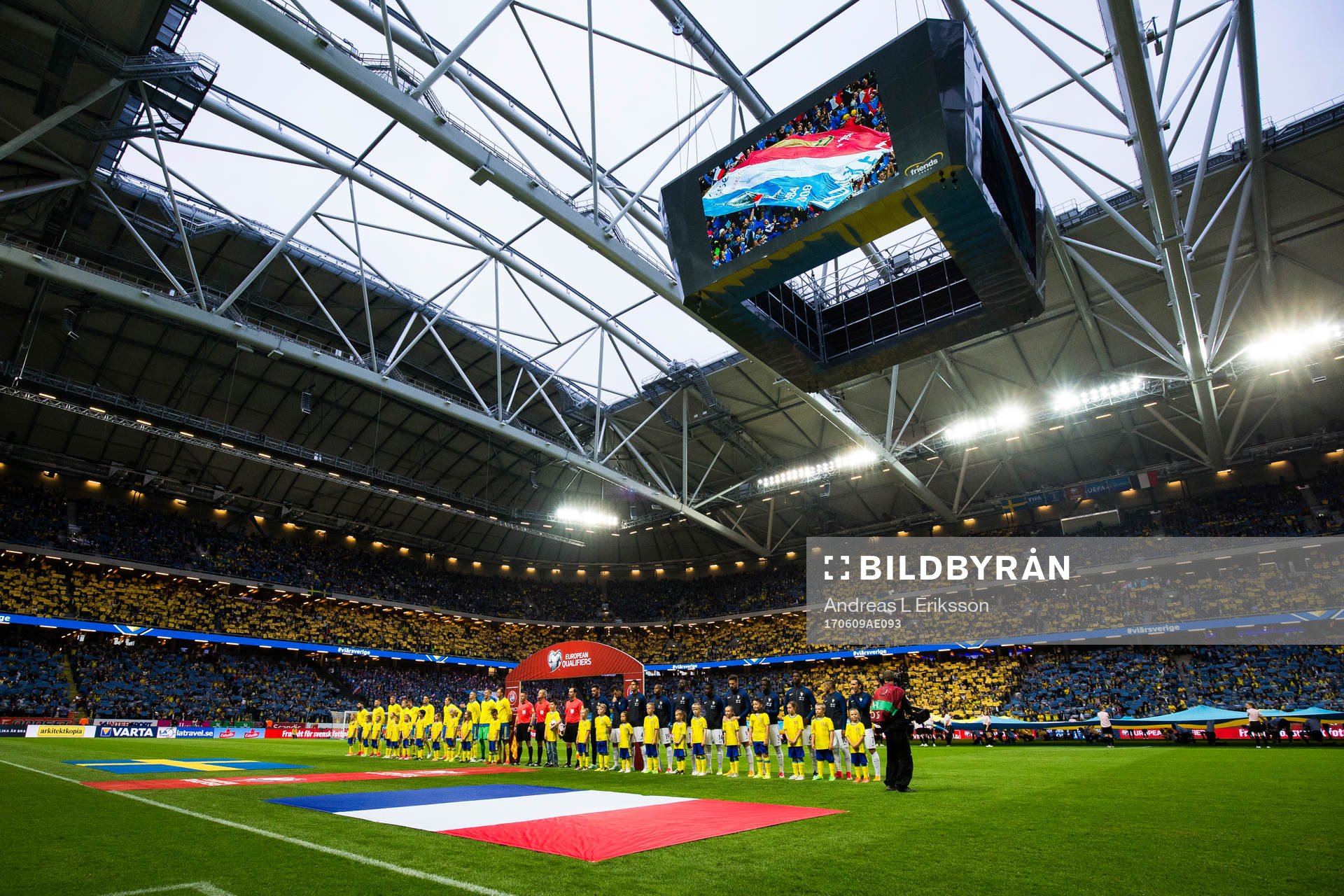 Sveriges och Frankrikes spelare ställer upp innn