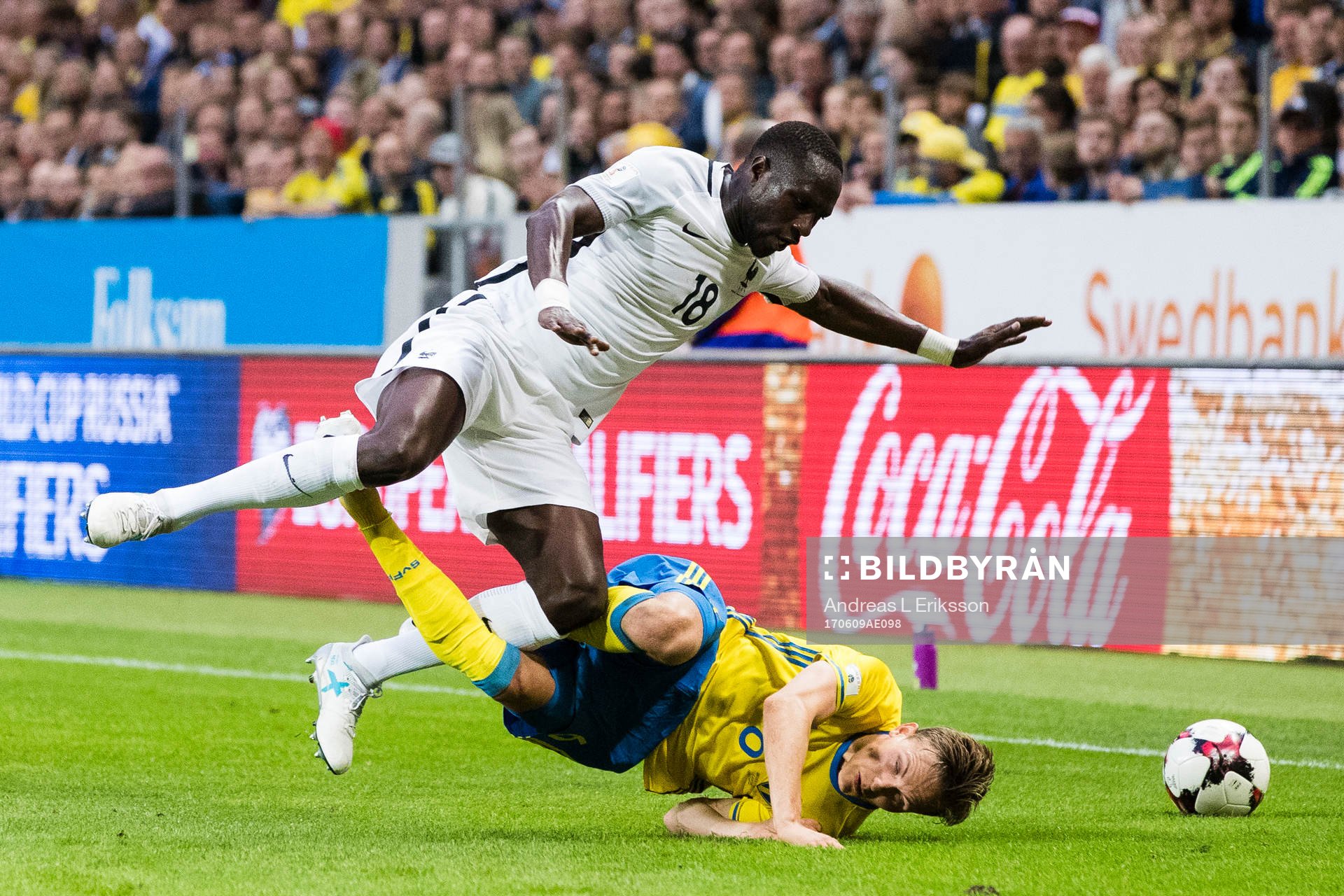 Frankrikes Moussa Sissoko i kamp om bollen med Sveriges