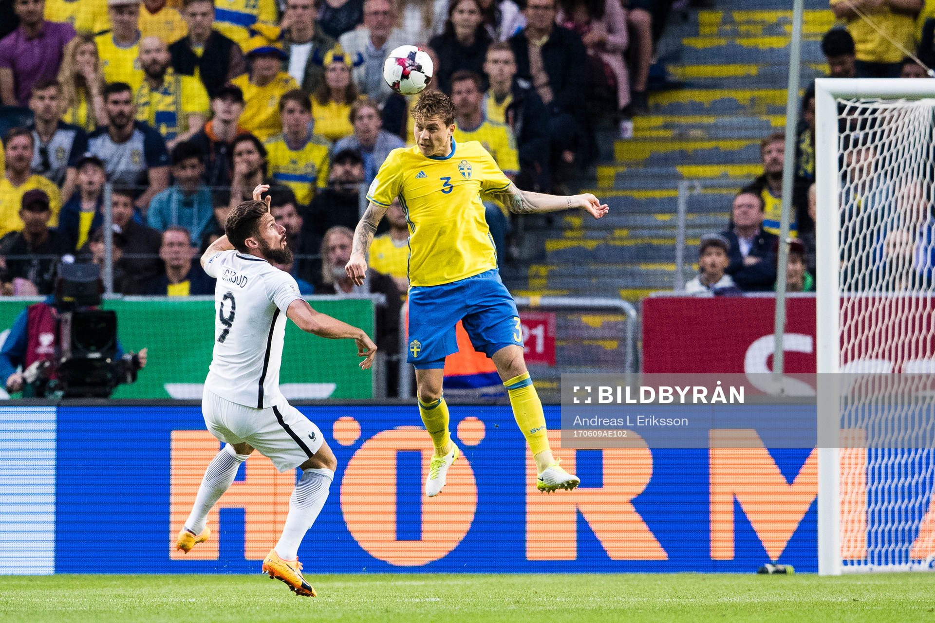 Frankrikes Olivier Giroud och Sveriges Victor Nilsson