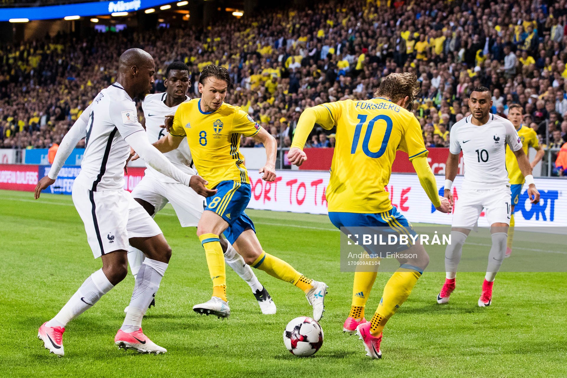 Sveriges Albin Ekdal och Emil Forsberg i kamp om bollen med