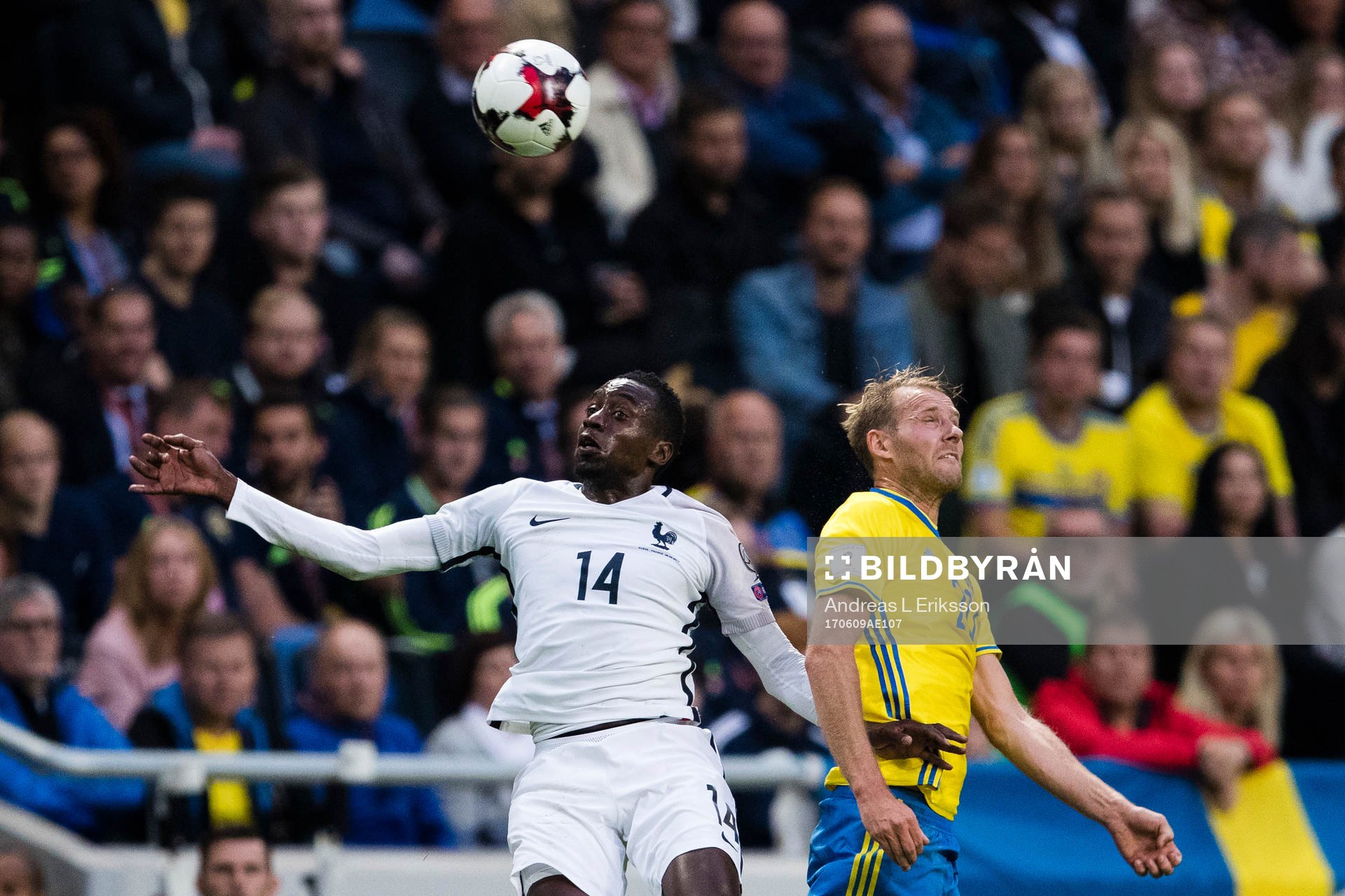 Frankrikes Blaise Matuidi i en nickduell med Sveriges Ola Toivonen under fotbollsmatchen i VM-kvalet mellan Sverige och Frankrike den 9 juni 2017 i Stockholm.