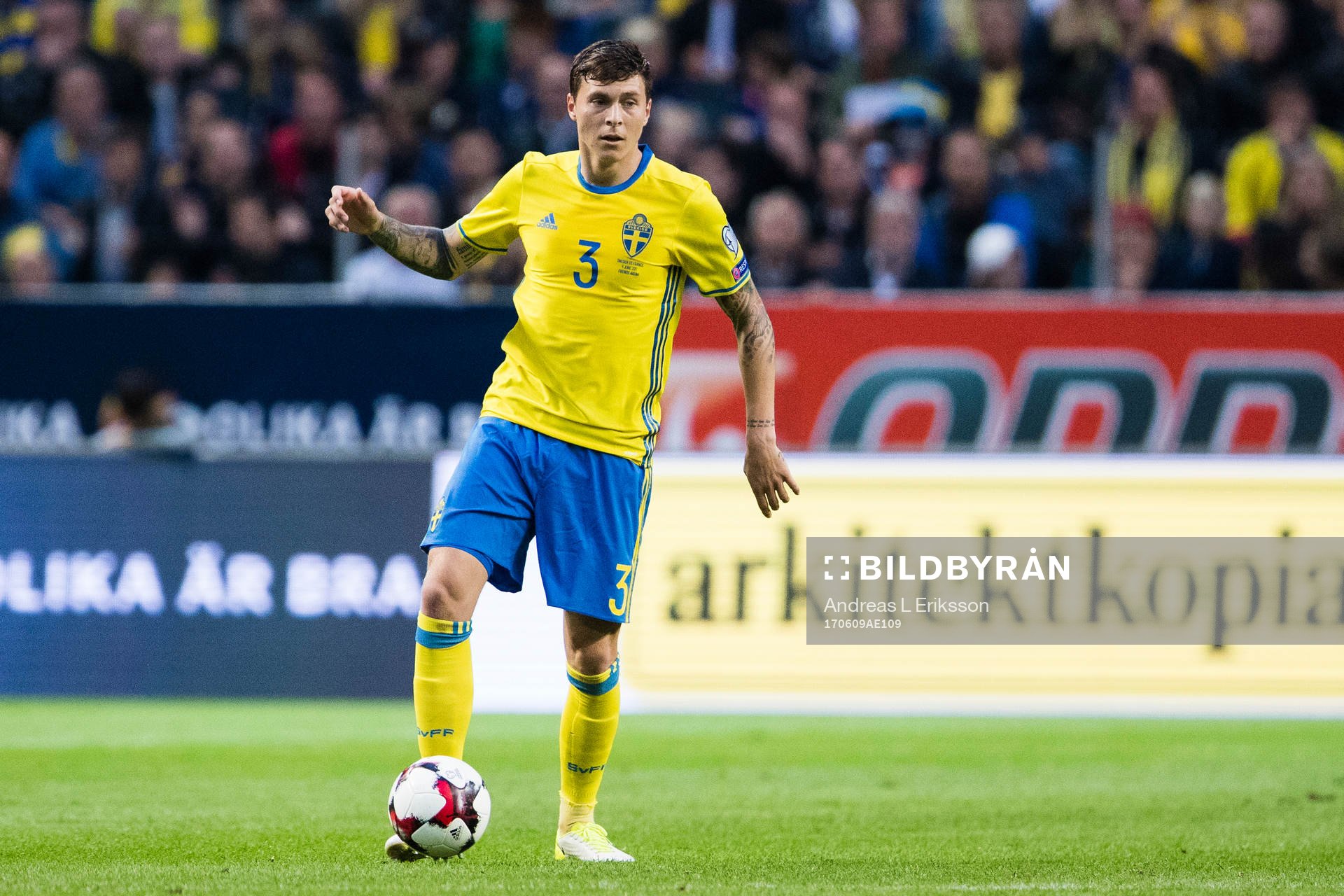 Sveriges Victor Nilsson Lindelöf med bollen