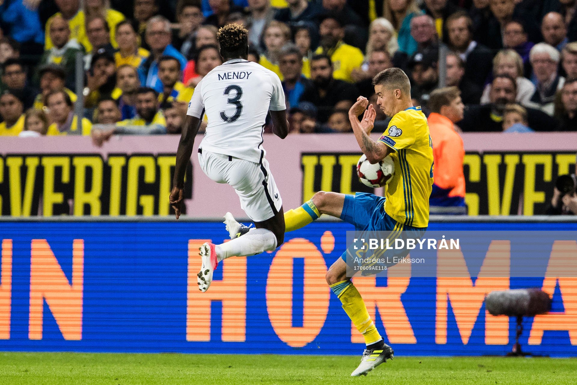 Frankrikes Benjamin Mendy i kamp om bollen med Sveriges Mikael Lustig under fotbollsmatchen i VM-kvalet mellan Sverige och Frankrike den 9 juni 2017 i Stockholm.