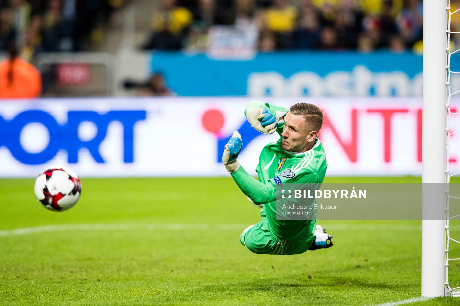 Sveriges målvakt Robin Olsen med en räddning