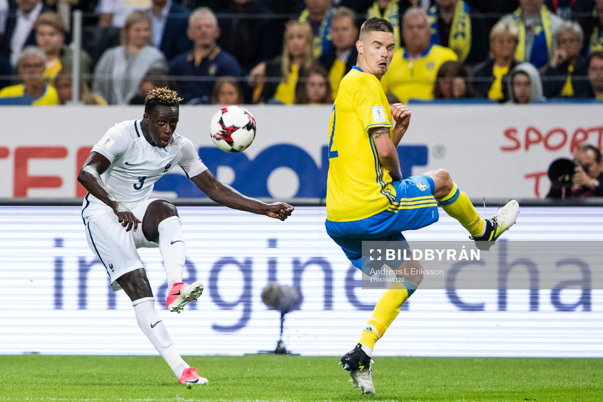Frankrikes Benjamin Mendy och Sveriges Mikael Lustig