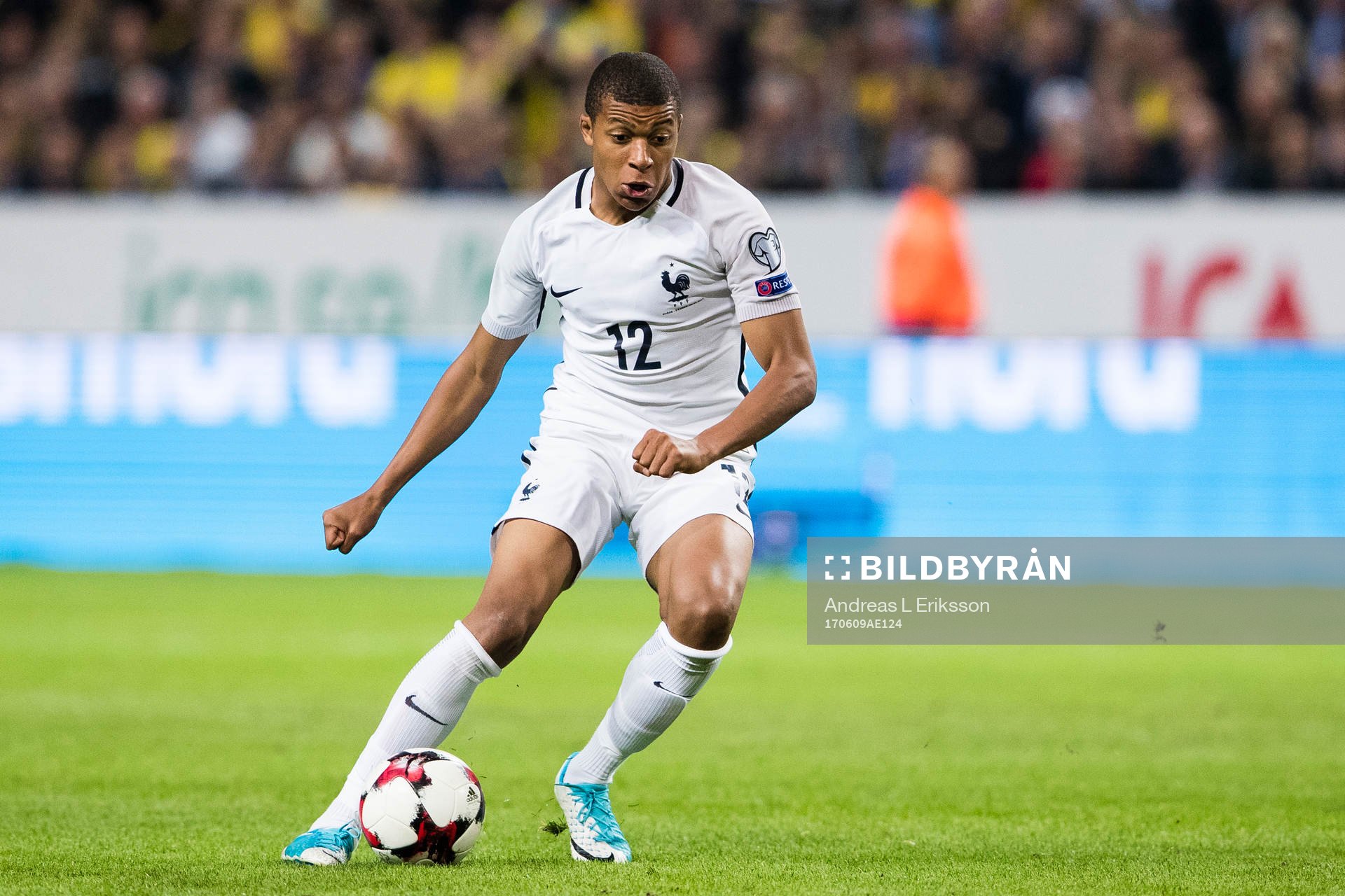 Frankrikes Kylian Mbappe med bollen under fotbollsmatchen i VM-kvalet mellan Sverige och Frankrike den 9 juni 2017 i Stockholm. 