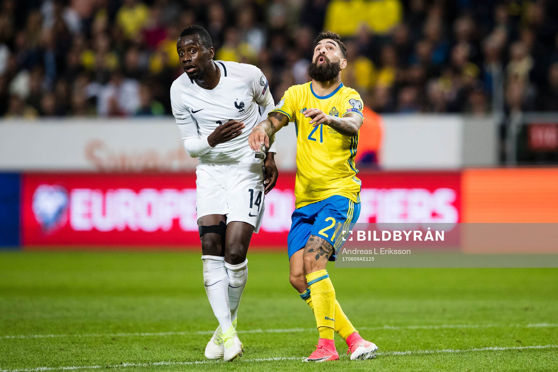 Frankrikes Blaise Matuidi och Sveriges målvakt Robin Olsen