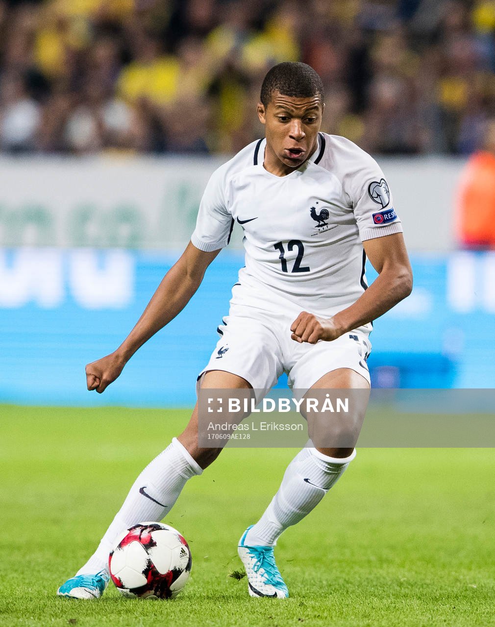 Frankrikes Kylian Mbappe med bollen