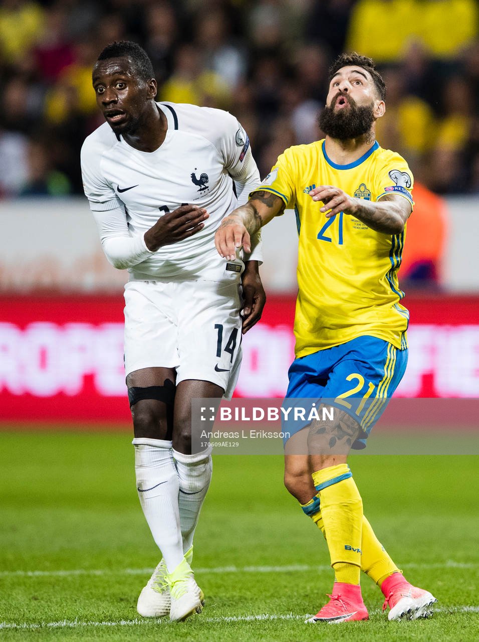 Frankrikes Blaise Matuidi och Sveriges målvakt Robin Olsen