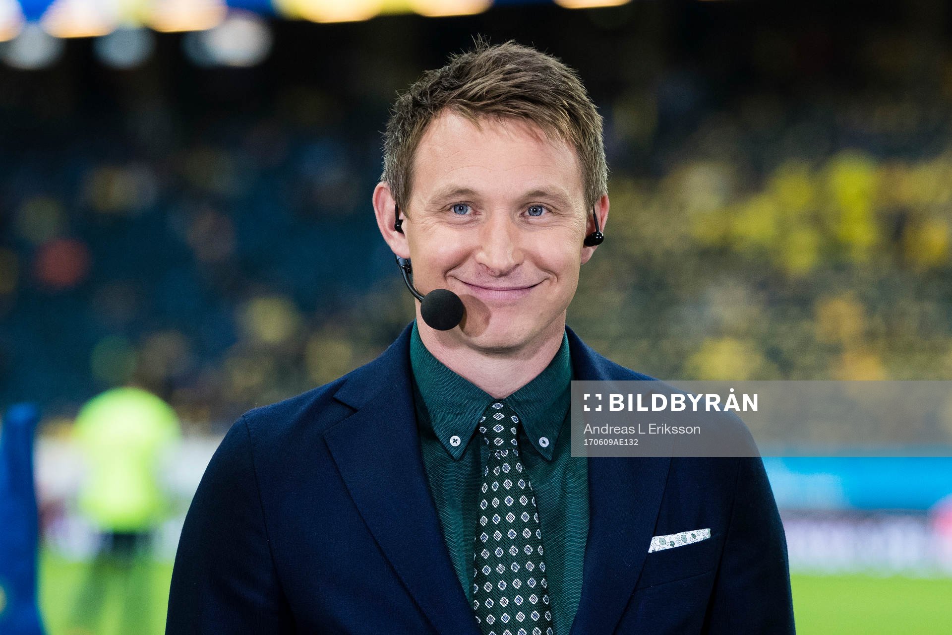 Kim Källström i Eurosports studio innan fotbollsmatchen i