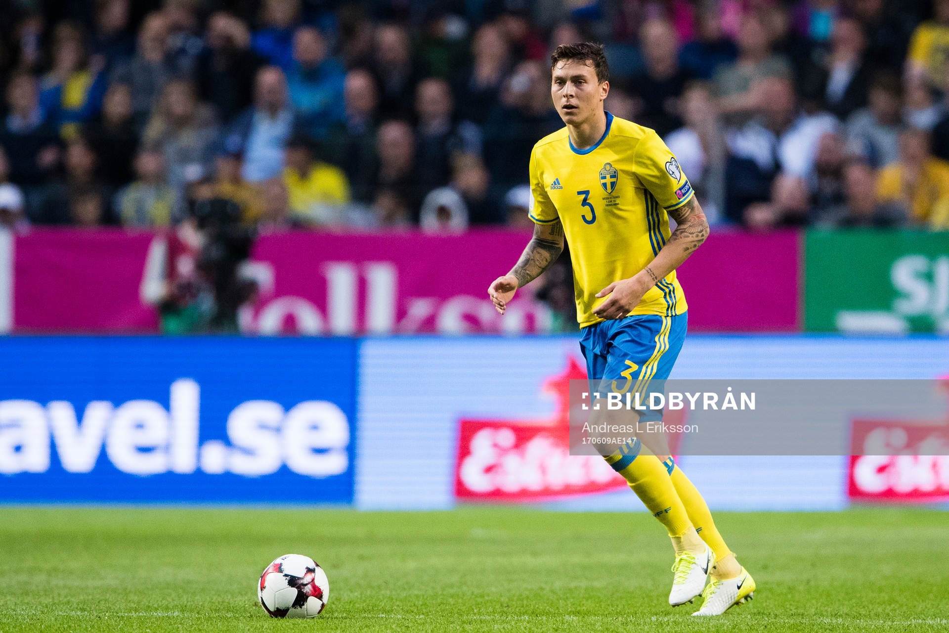 Sveriges Victor Nilsson Lindelöf med bollen