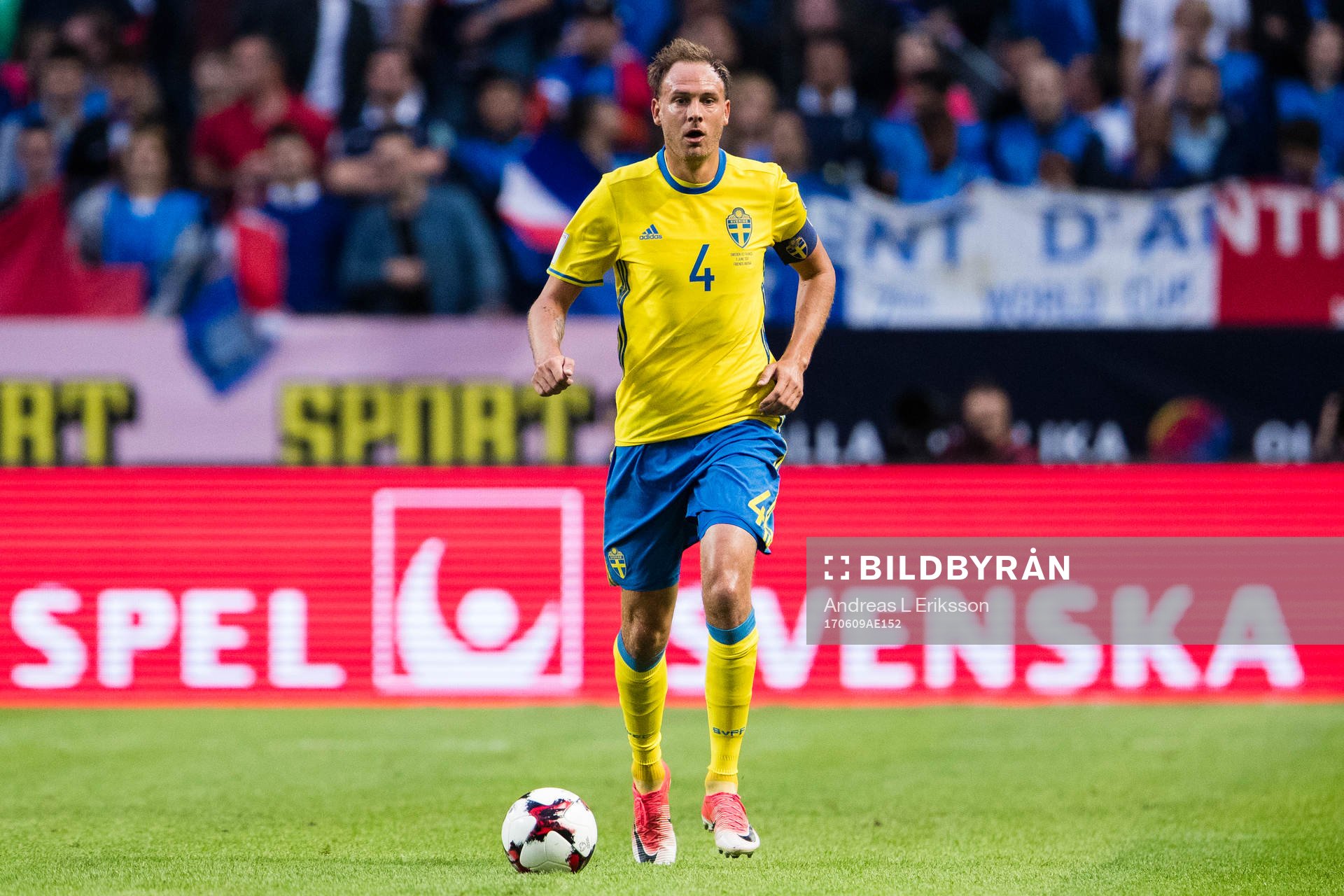 Sveriges Andreas Granqvist med bollen