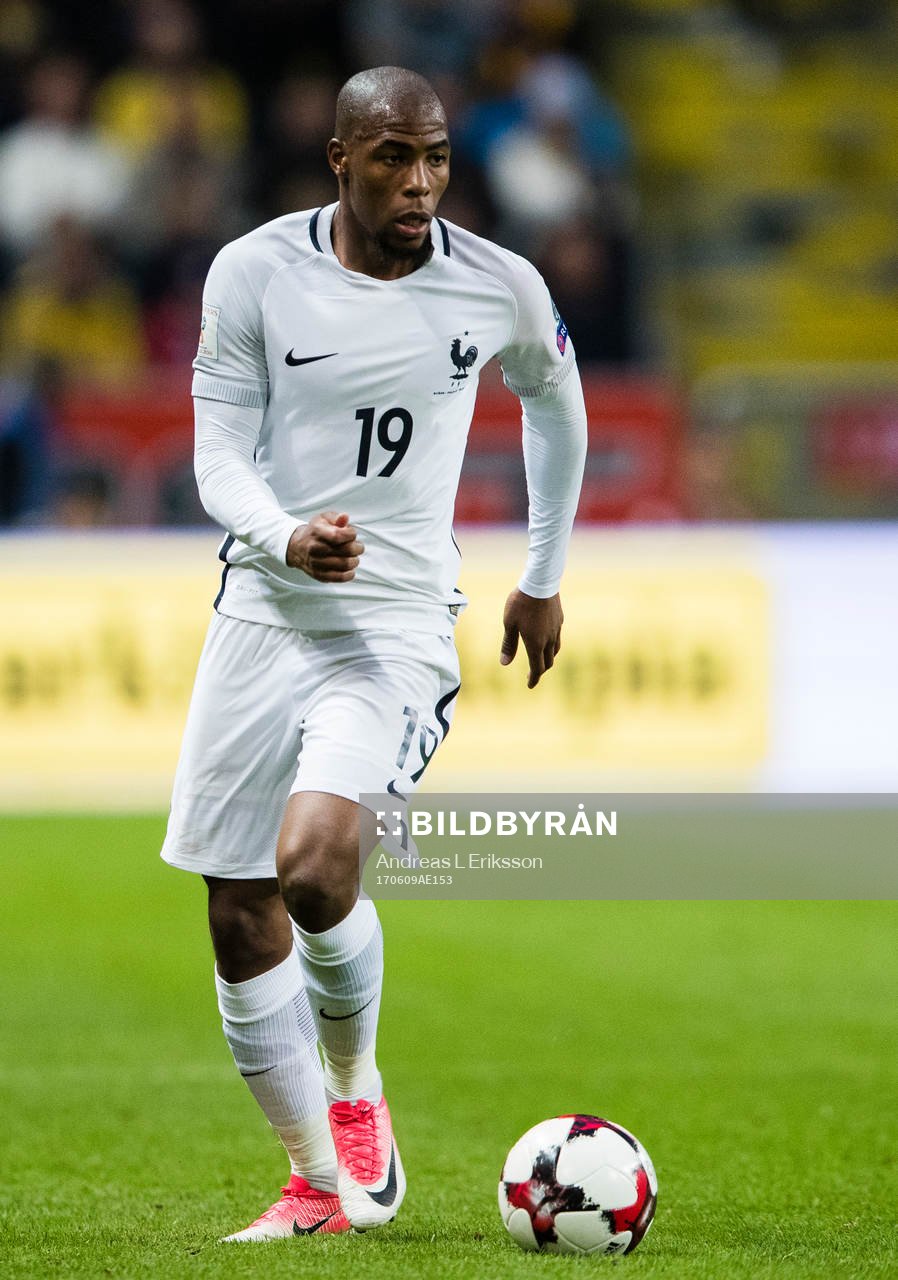 Frankrikes Djibril Sidibe med bollen